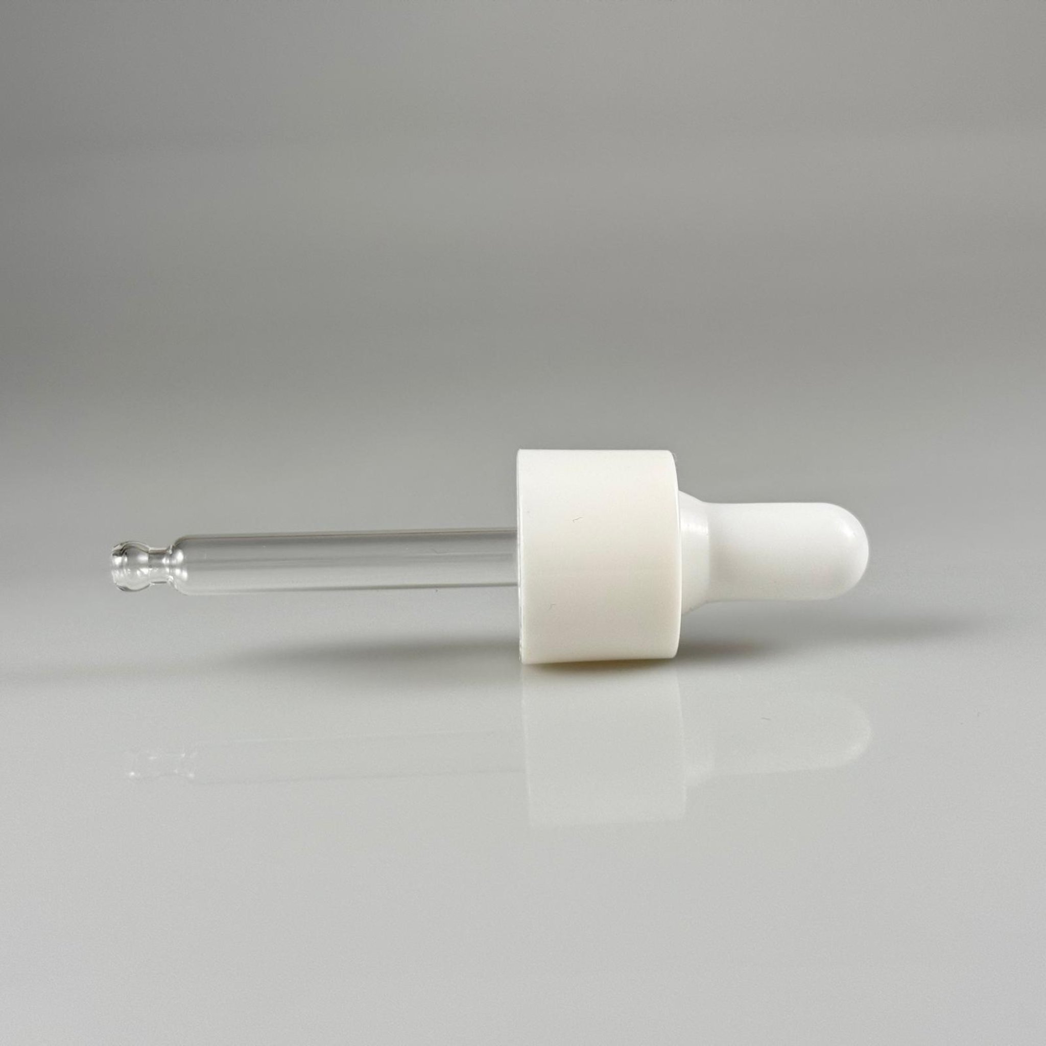 20 MM CAM DAMLALIKLI TAKIM - BEYAZ EMZİK + BEYAZ DELİKLİ PLASTİK KAPAK + 65 MM CAM PİPET - 30 CC OMUZLU SERUM ŞİŞESİ İÇİN
