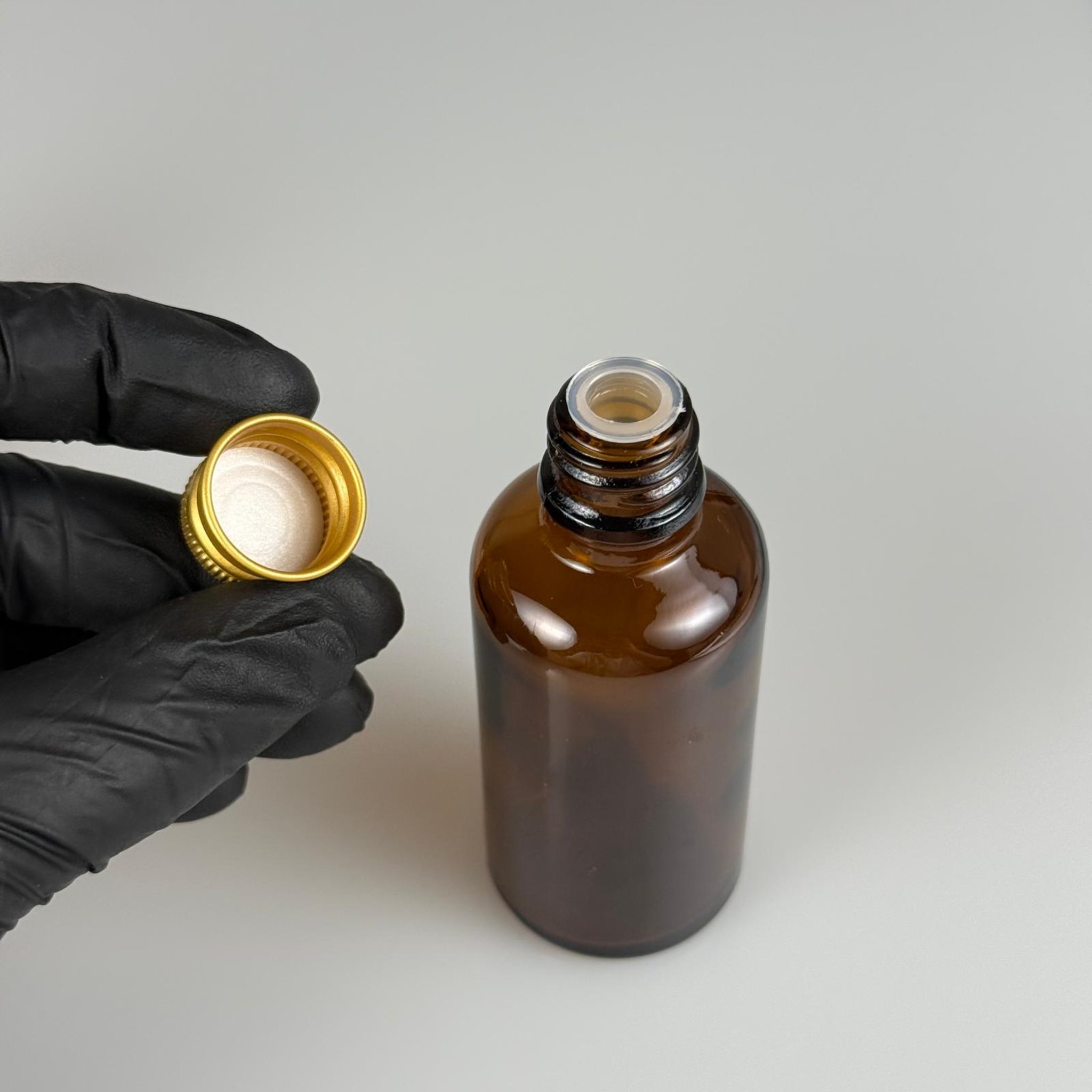50 CC AMBER CAM ŞİŞE + KÖPÜK CONTALI GOLD ALÜMİNYUM METAL KAPAKLI + KÖR TIPALI TAKIM - 50 ML KAHVERENGİ CAM ŞİŞE