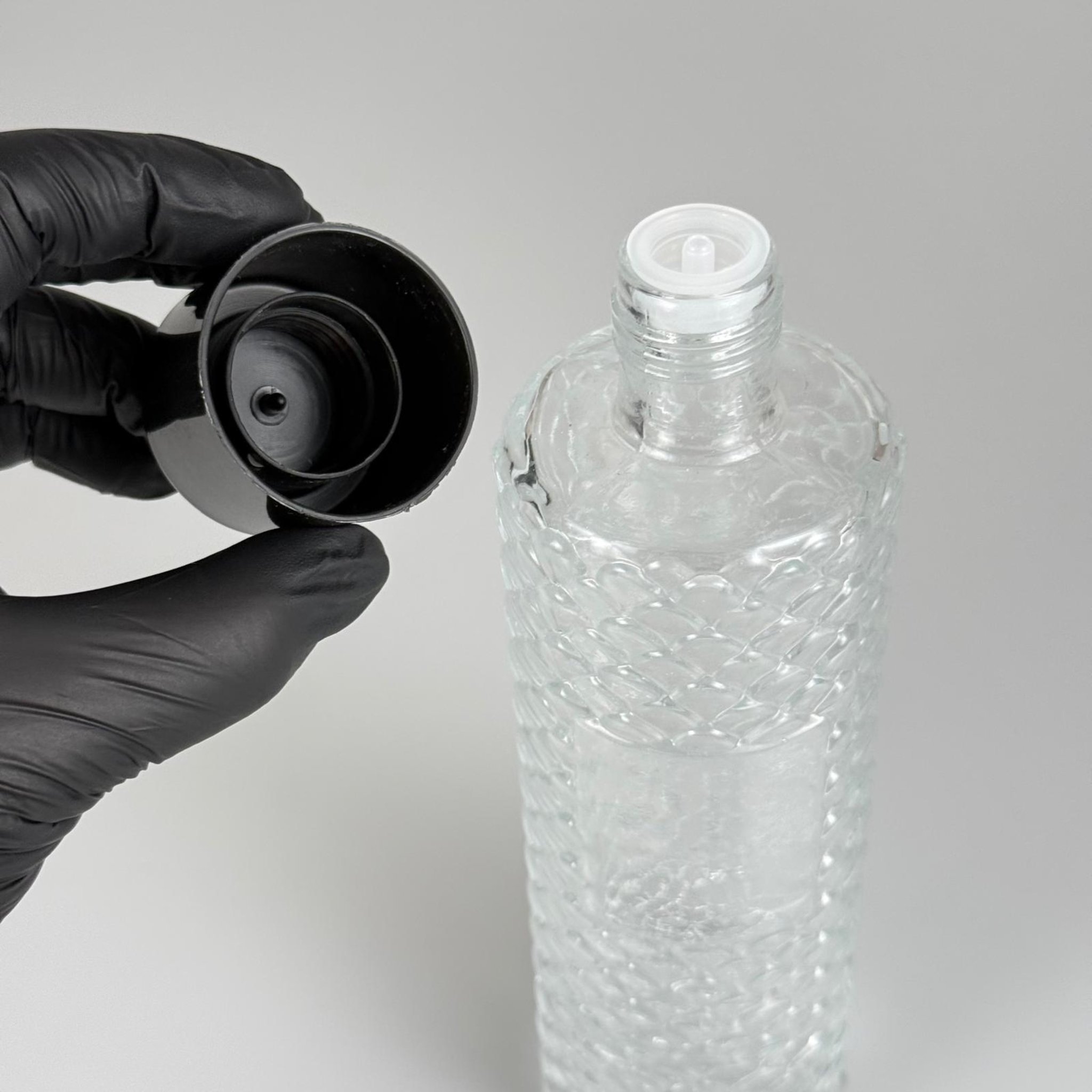 300 CC CAM KOLONYA ŞİŞESİ - ESKİ TİP NOSTALJİ KOLONYA ŞİŞESİ - SİYAH PLASTİK KAPAKLI KOLONYA TIPALI - 300 ML DESENLİ CAM KOLONYA ŞİŞESİ