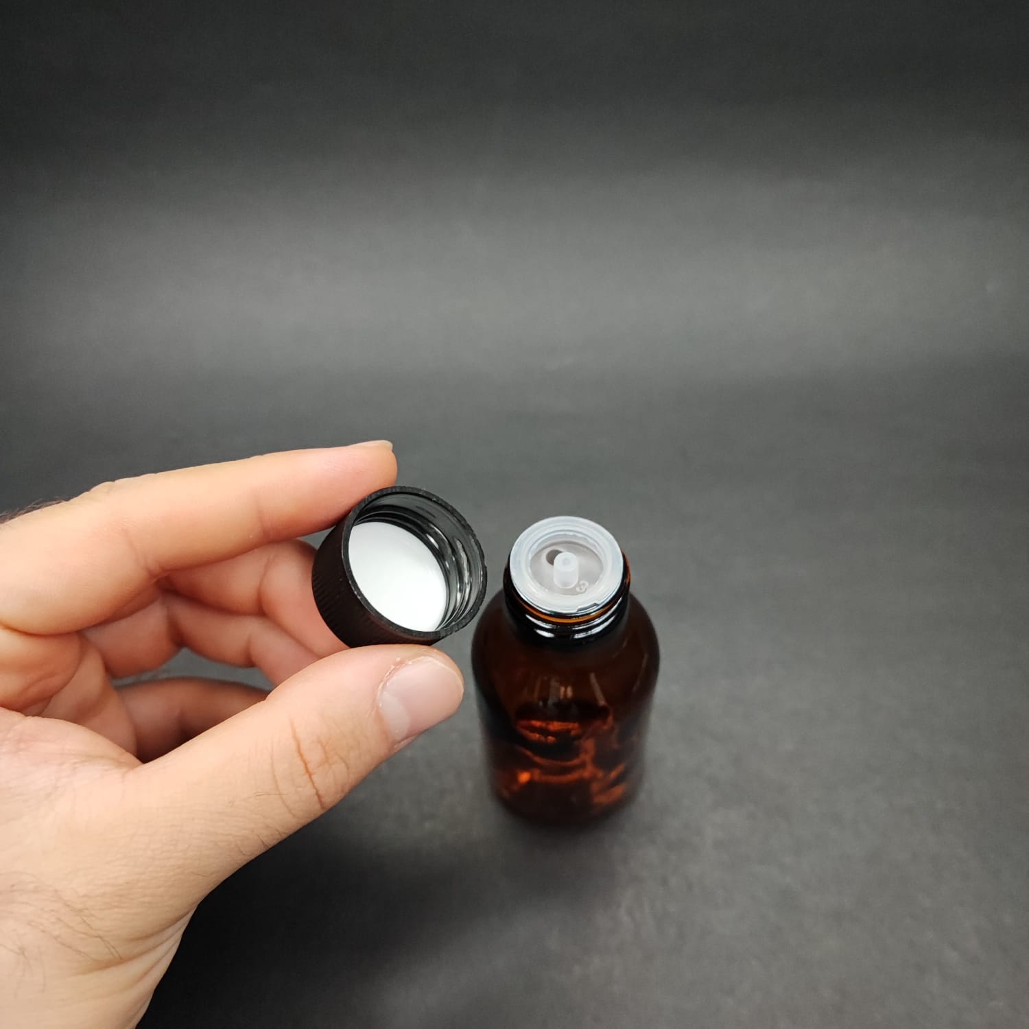 50 ML DOLUMU KOLAY, GENİŞ AĞIZLI İÇTEN DAMLALIKLI ŞİŞE (25 MM AĞIZ) - 50 CC SİYAH CONTALI KAPAKLI İÇTEN DAMLALIKLI CAM ECZA ŞİŞESİ - AMBER KAHVERENGİ