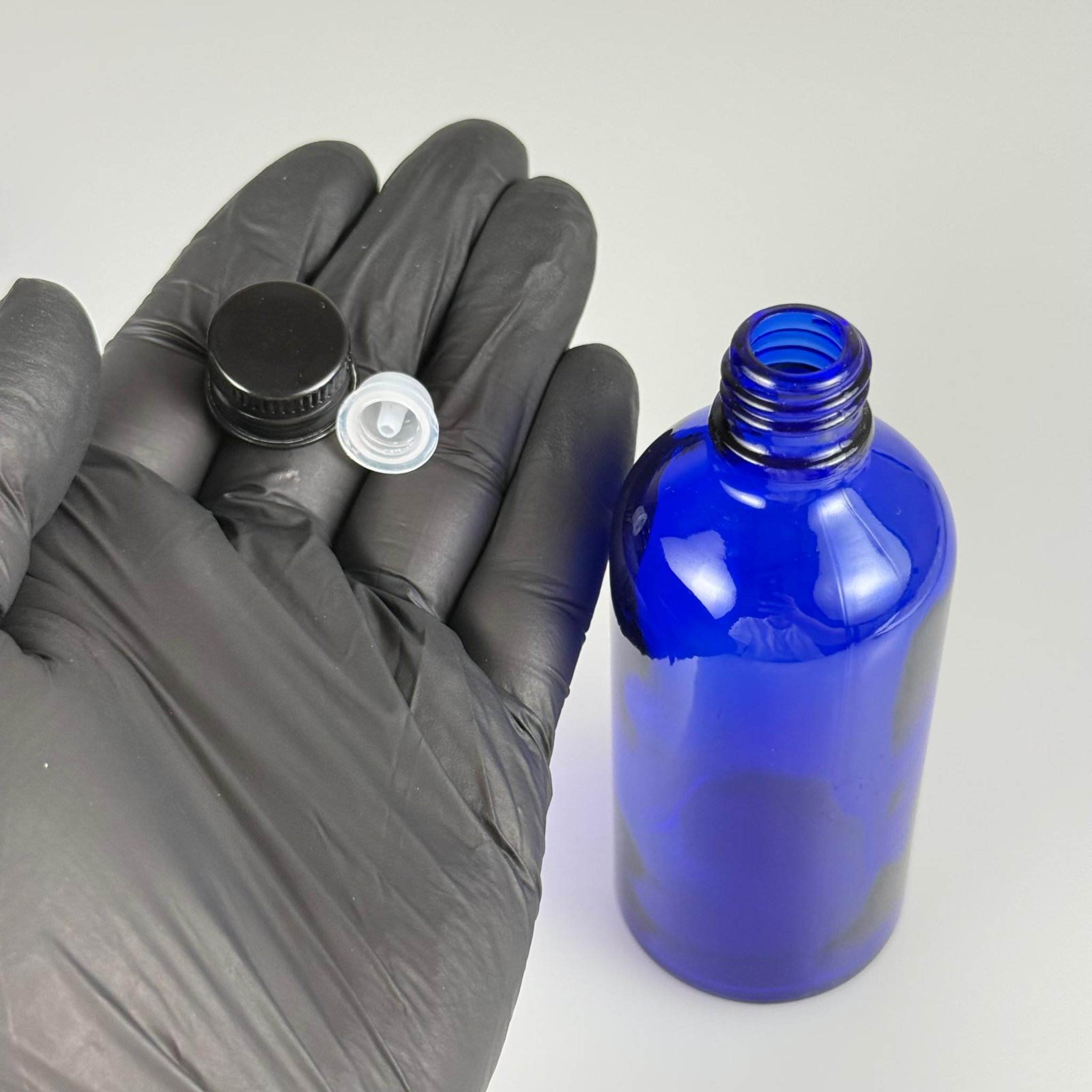 100 CC MAVİ CAM ŞİŞE + KÖPÜK CONTALI SİYAH ALÜMİNYUM METAL + KOLONYA TIPALI KAPAKLI TAKIM - 100 ML MAVİ CAM ŞİŞE