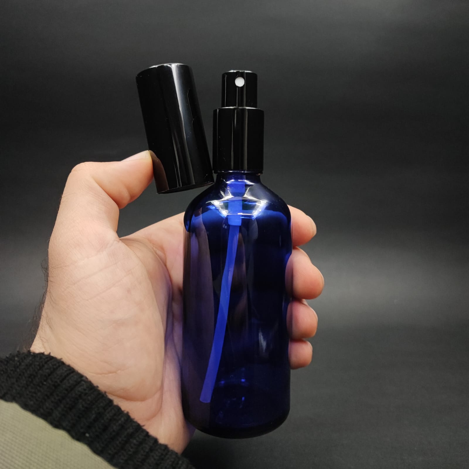 100 ML LÜKS VİDALI VALF ÇEVİRME PARFÜM ŞİŞELERİ - 100 CC MAVİ CAM ŞİŞE - SİYAH METAL SPREYLİ KAPAKLI SET