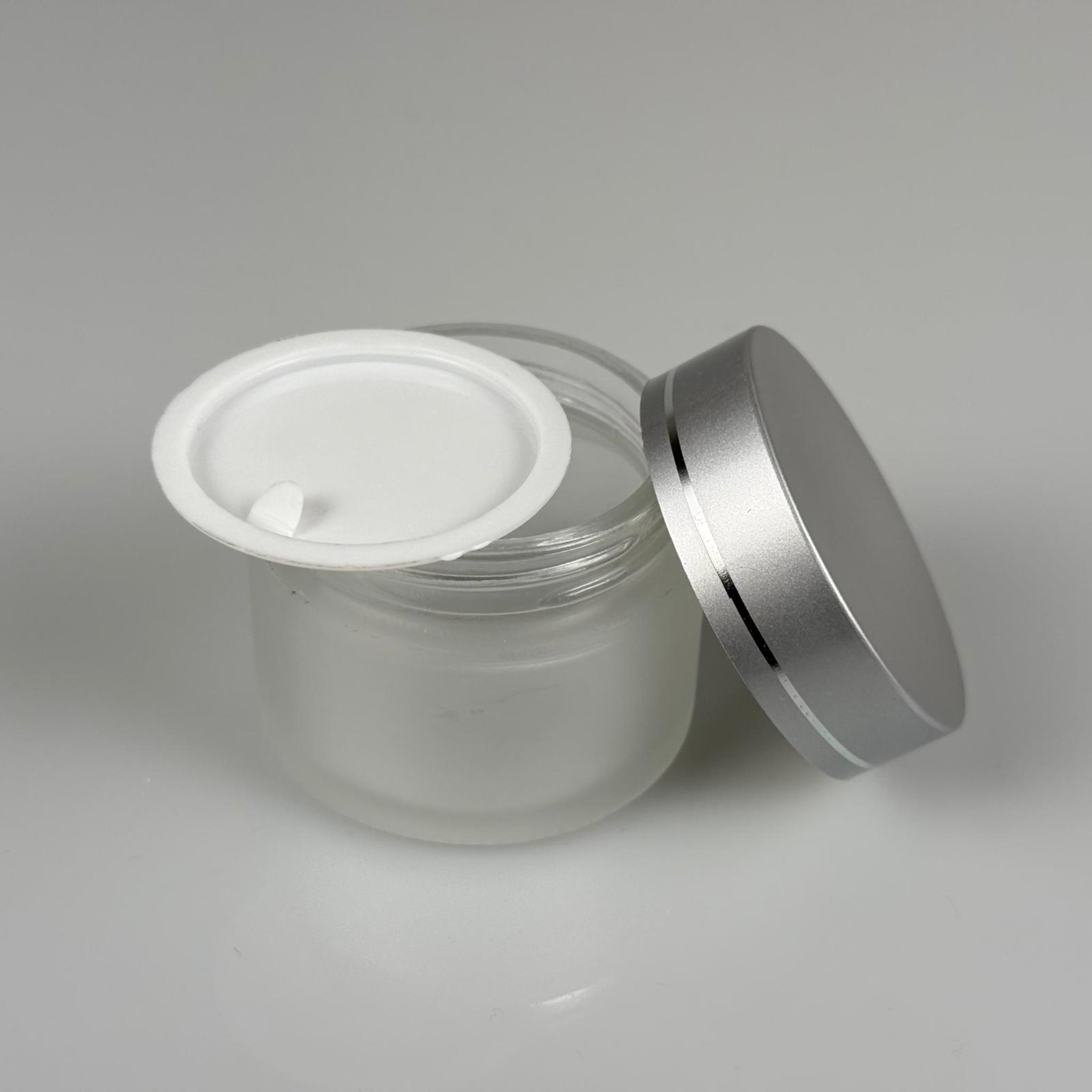 50 CC BUZLU CAM KREM KAVANOZU + YALDIZLI GÜMÜŞ KAPAK + İÇ TIPA - 50 ML Kozmetik ve Bakım Ürünleri İçin Cam Kavanozları
