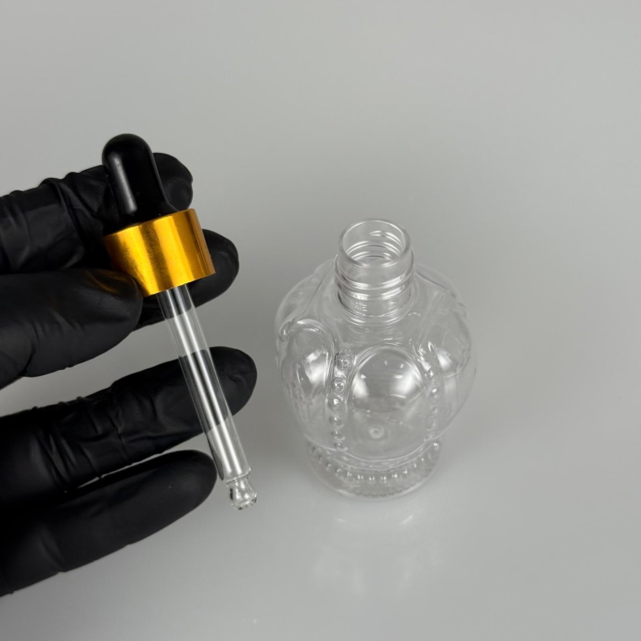 60 CC KRAL TACI MODEL CAM DAMLALIKLI PET ŞİŞE - 60 ML PLASTİK ŞİŞE + SİYAH EMZİK + SİYAH GOLD KAPAK + CAM PİPET TAKIM