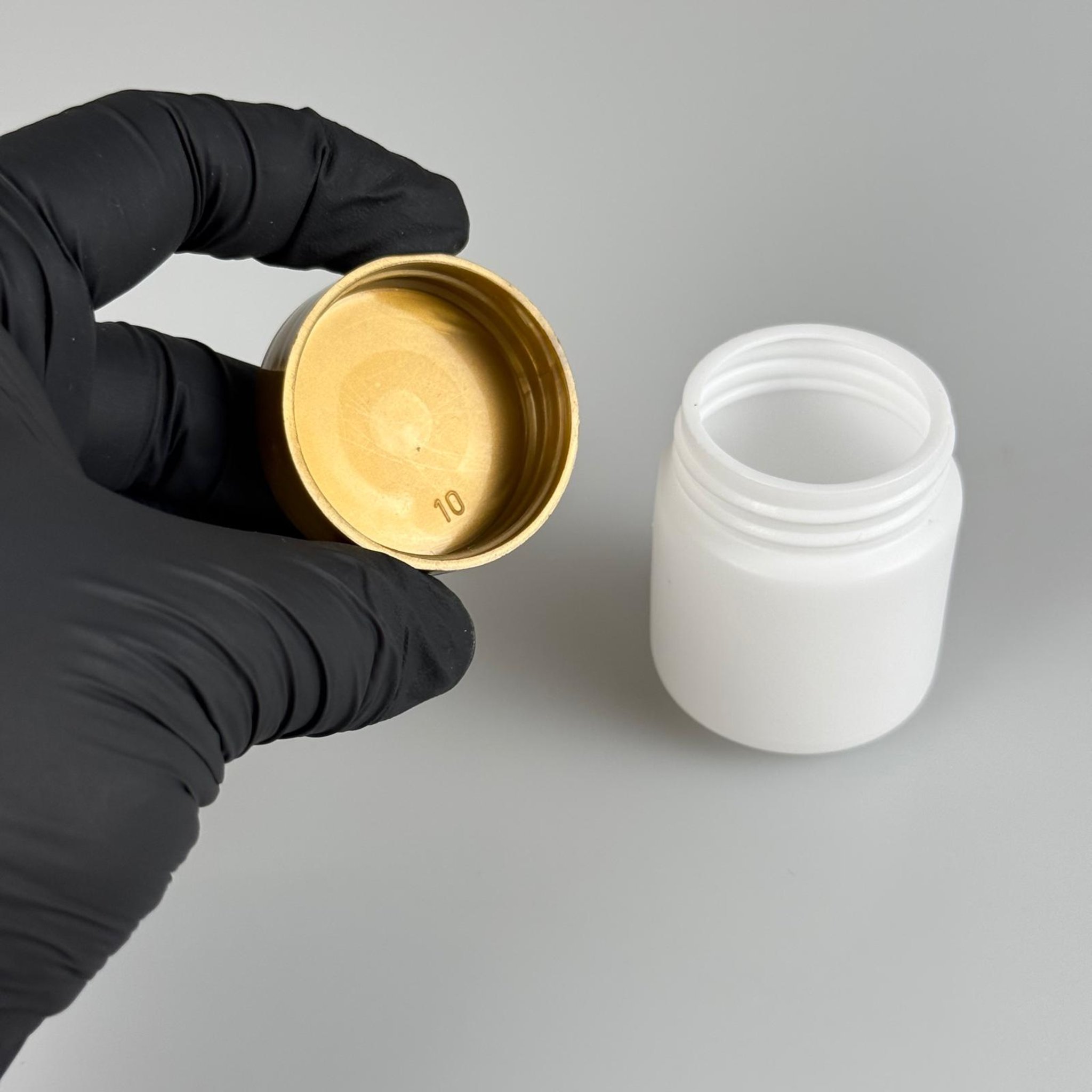 50 CC BEYAZ SERT POLİETİLEN ŞİŞE + GOLD PLASTİK KAPAKLI - 50 ML POLİETİLEN ŞİŞE