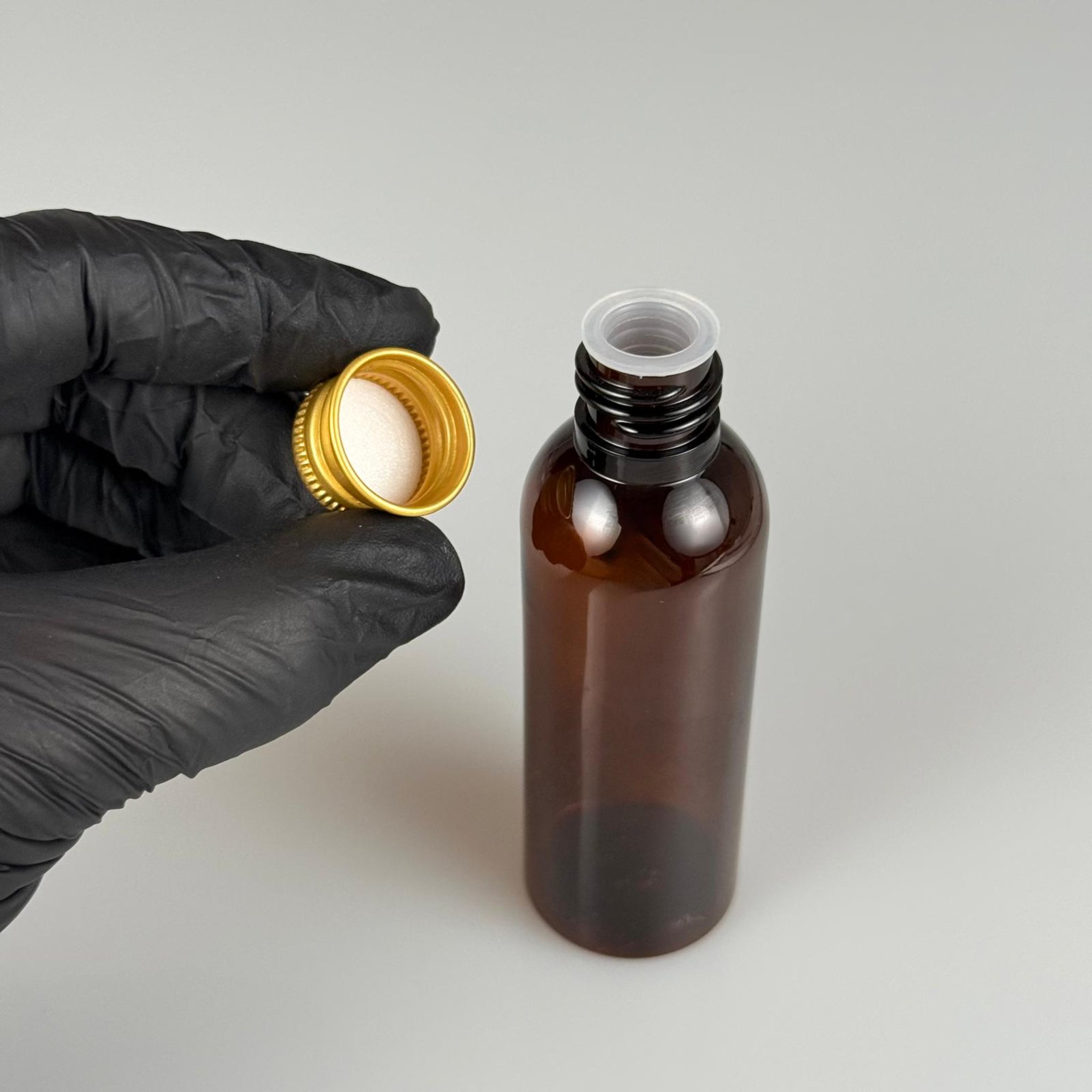 50 CC AMBER SİLİNDİR UZUN MODEL PET ŞİŞE + KÖPÜK CONTALI GOLD ALÜMİNYUM METAL KAPAKLI + KÖR TIPALI TAKIM - 50 ML KAHVERENGİ PLASTİK ŞİŞE