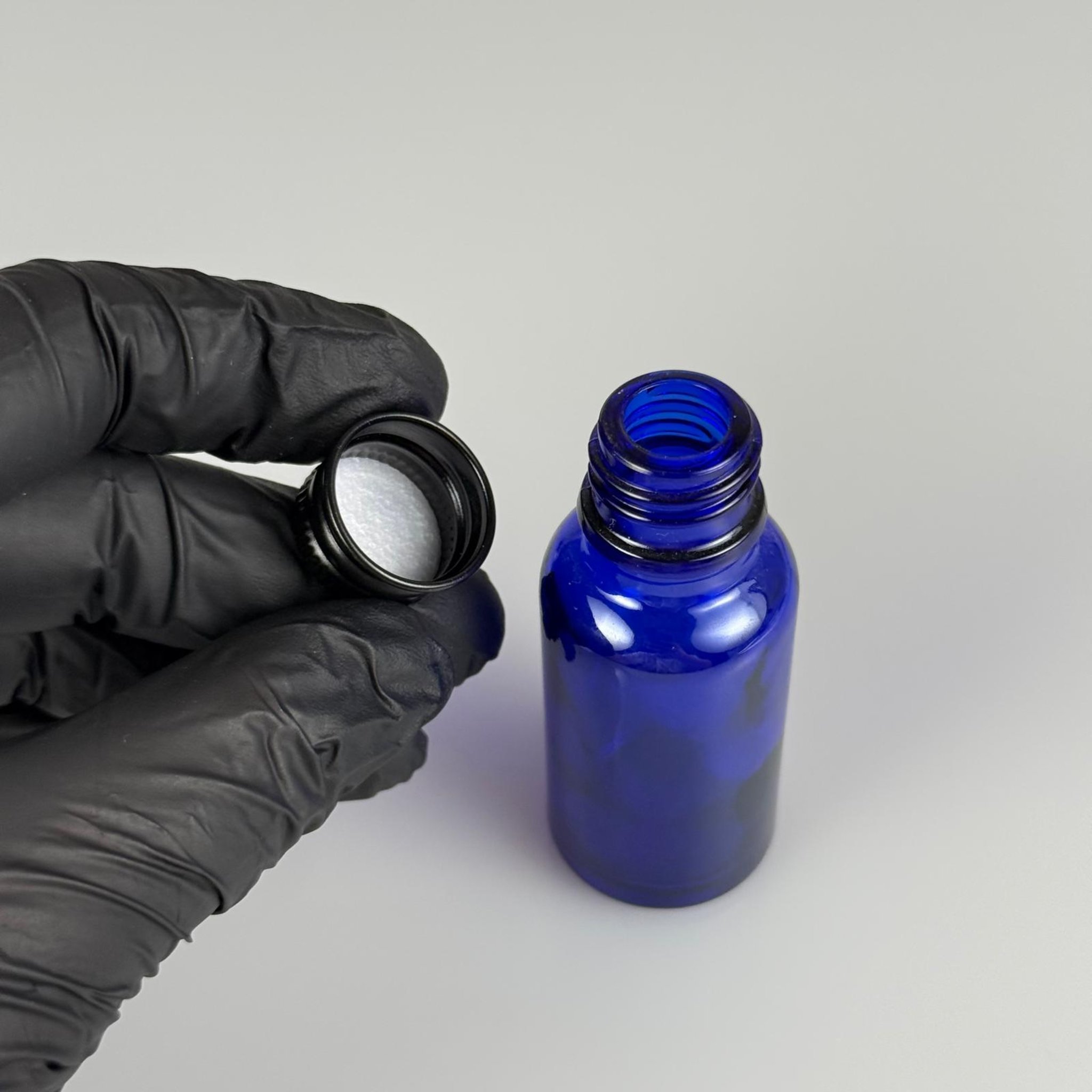 20 CC MAVİ CAM ŞİŞE + KÖPÜK CONTALI SİYAH ALÜMİNYUM METAL KAPAKLI TAKIM - 20 ML MAVİ CAM ŞİŞE