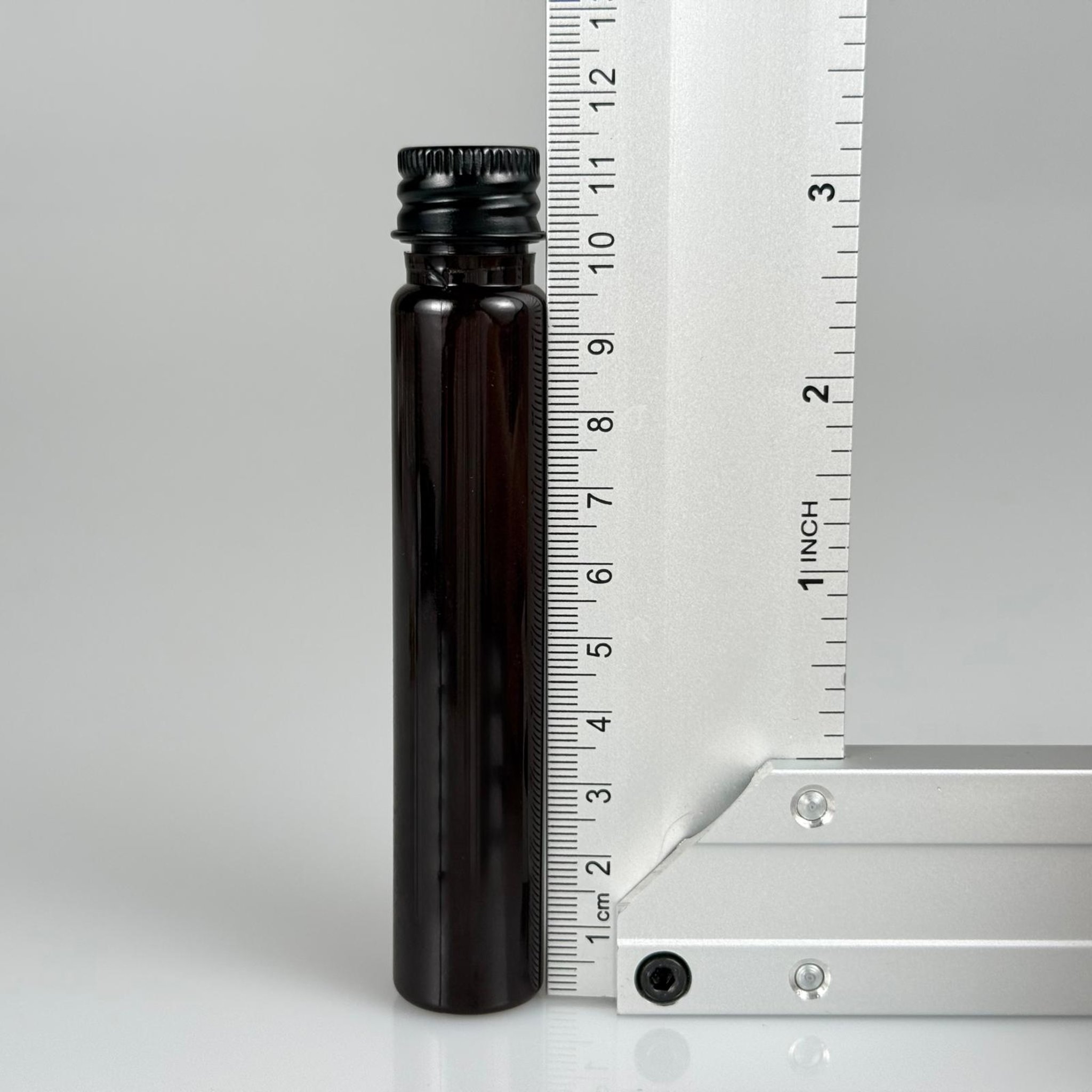 25 CC AMBER PLASTİK ŞİŞE + KÖPÜK CONTALI SİYAH ALÜMİNYUM METAL KAPAKLI TAKIM - 25 ML KAHVERENGİ PLASTİK ŞİŞE