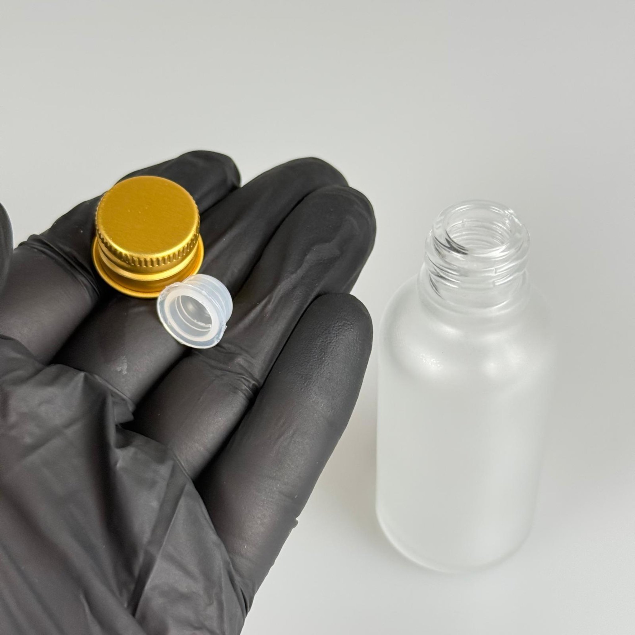 50 CC BUZLU CAM ŞİŞE + KÖPÜK CONTALI GOLD ALÜMİNYUM METAL KAPAKLI + KÖR TIPALI TAKIM - 50 ML BUZLU CAM ŞİŞE