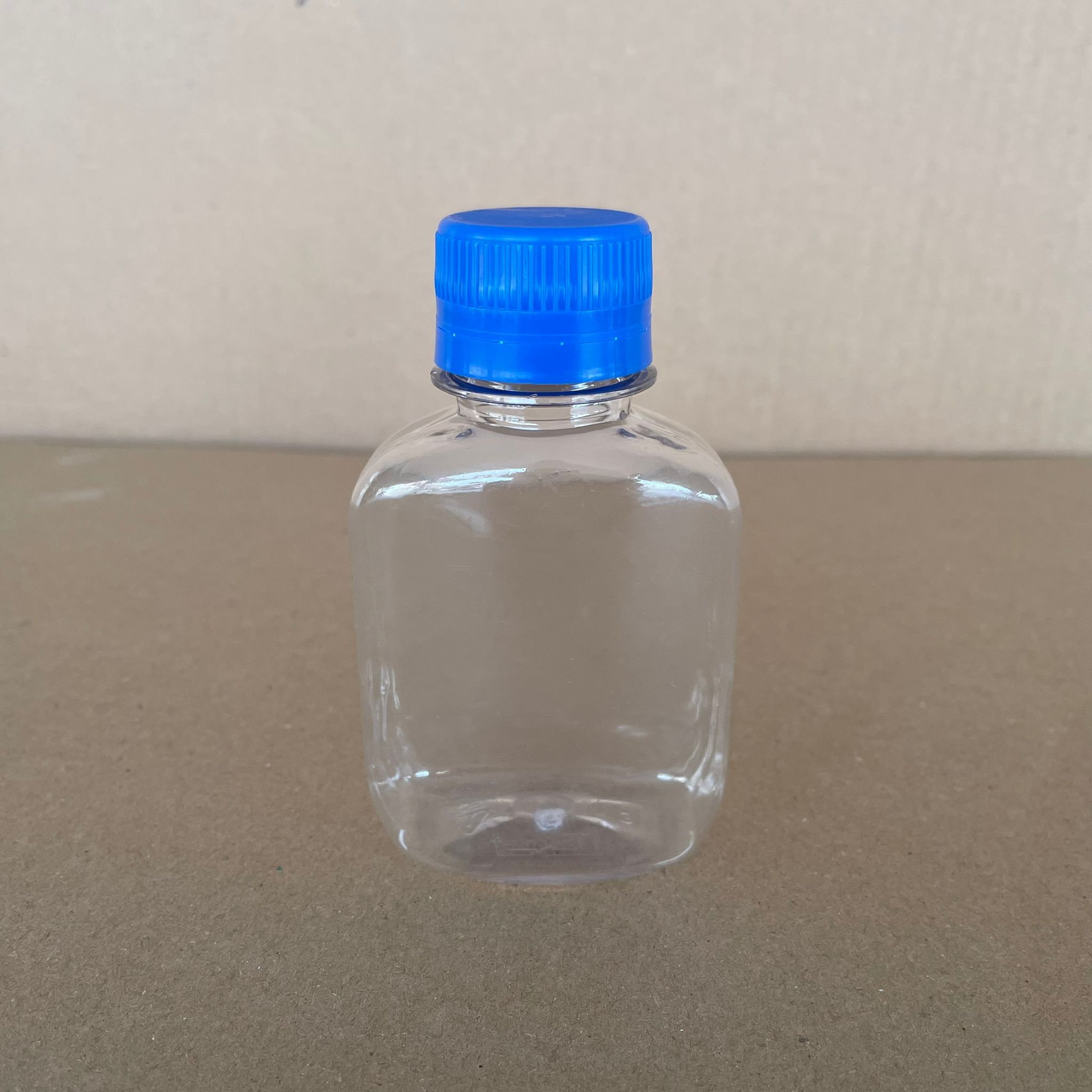 100 CC YASSI PET ŞİŞE - MAVİ KİLİTLİ KAPAKLI - 100 ML PET ŞİŞE KALIN (15 GR) - KAPAK MÜHÜRLENİR, NUMUNE İÇİN KULLANILABİLİR, SIZDIRMAZ