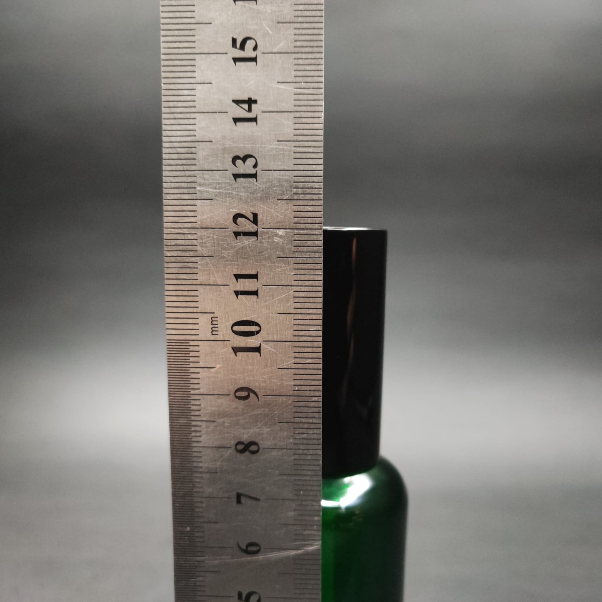 50 ML LÜKS VİDALI VALF ÇEVİRME PARFÜM ŞİŞELERİ - 50 CC YEŞİL CAM ŞİŞE - SİYAH METAL SPREYLİ KAPAKLI SET