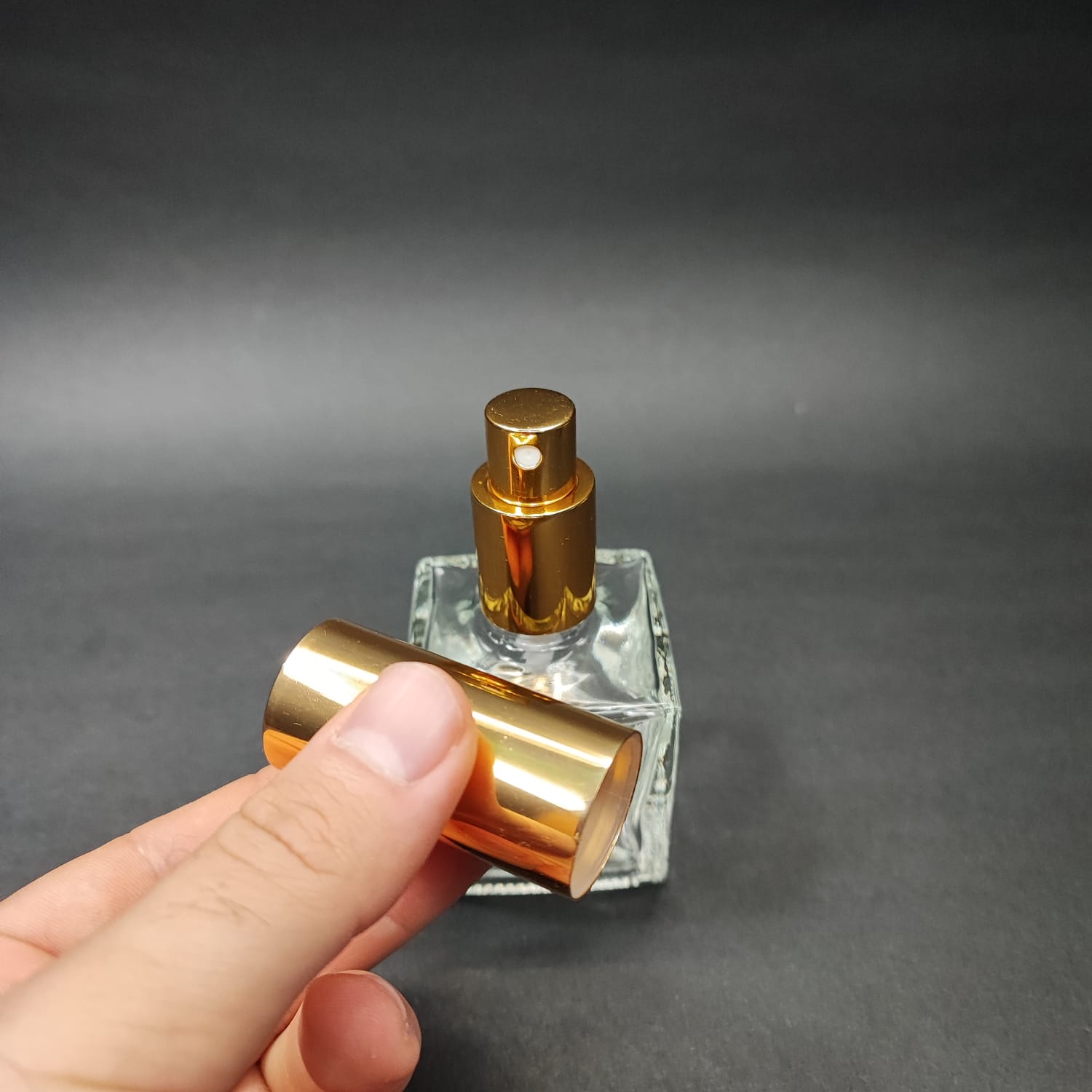 50 ML LÜKS VİDALI VALF ÇEVİRME PARFÜM ŞİŞELERİ - 50 CC KARE CAM ŞİŞE - GOLD METAL SPREYLİ KAPAKLI SET