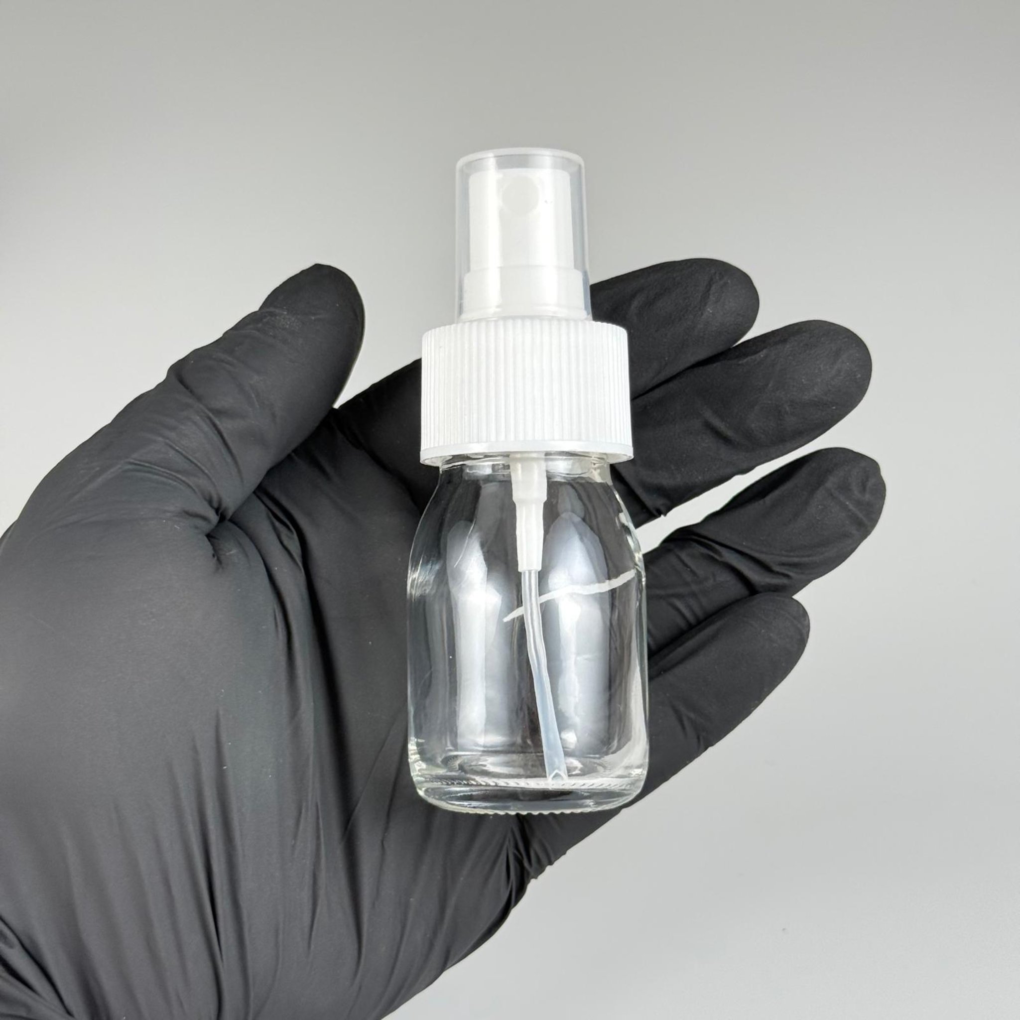 30 CC GENİŞ AĞIZLI ŞEFFAF CAM ŞİŞE BEYAZ SPREYLİ TAKIM - 30 ML ŞEFFAF ŞURUP ECZA ŞİŞESİ - MİKROPLARDAN KORUNMASI İÇİN İLAÇLANMIŞTIR, SUYA TUTUNCA ŞEFFAF RENGİ ALIR