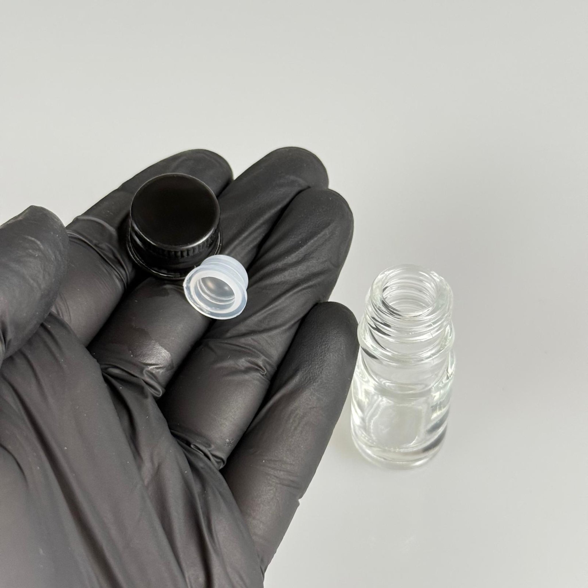 5 CC ŞEFFAF CAM ŞİŞE + KÖPÜK CONTALI SİYAH ALÜMİNYUM METAL KAPAKLI + KÖR TIPALI TAKIM - 5 ML ŞEFFAF CAM ŞİŞE