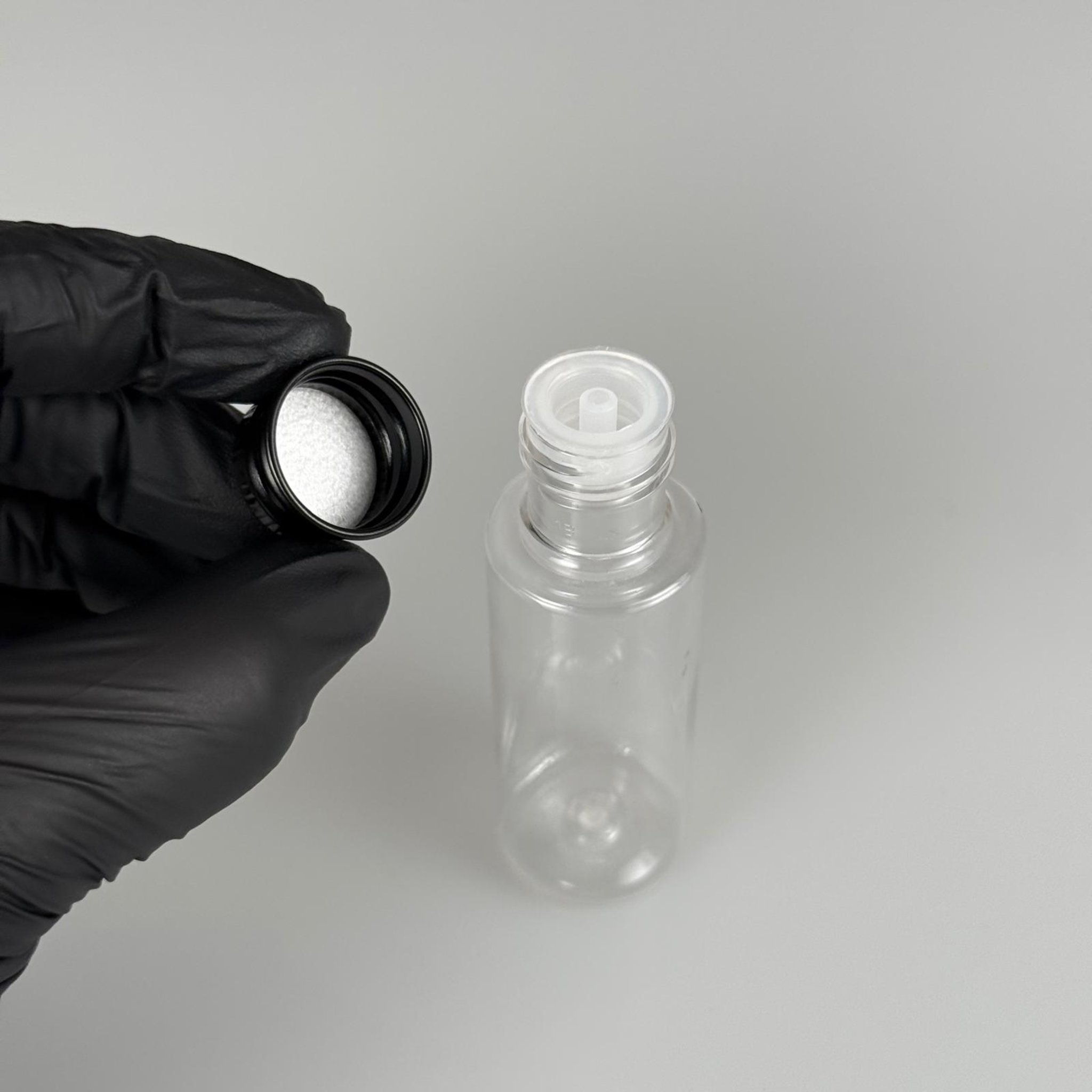 30 CC ŞEFFAF SİLİNDİR UZUN MODEL PET ŞİŞE + KÖPÜK CONTALI SİYAH ALÜMİNYUM METAL KAPAKLI + DAMLALIKLI KOLONYA TIPALI TAKIM - 30 ML PLASTİK ŞİŞE