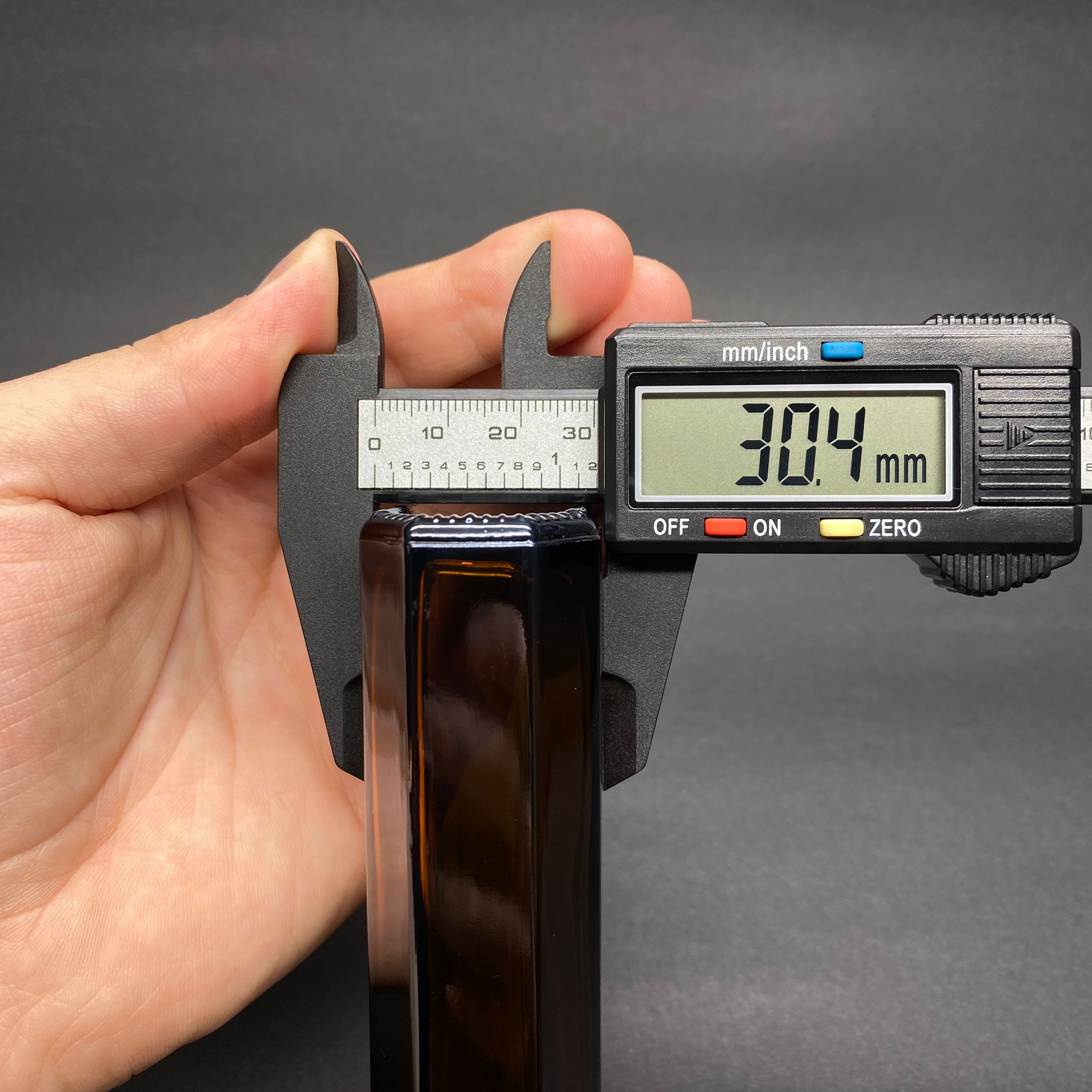 100 CC AMBER YASSI CAM ŞİŞE - SİYAH PLASTİK KAPAKLI - 100 ML KAHVERENGİ YASSI MODEL CAM ŞİŞE