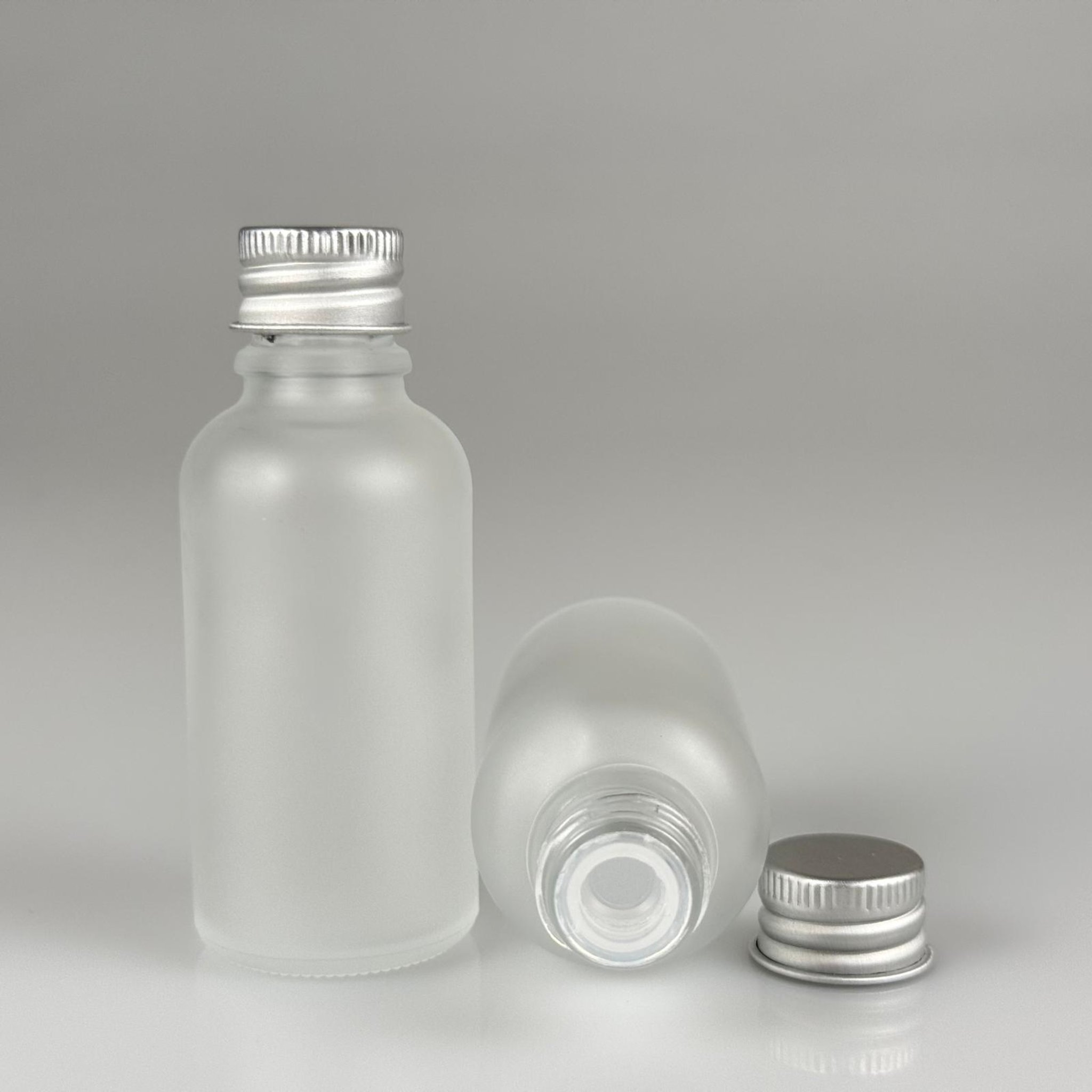 30 CC BUZLU CAM ŞİŞE + KÖPÜK CONTALI GÜMÜŞ ALÜMİNYUM METAL KAPAKLI + KÖR TIPALI TAKIM - 30 ML BUZLU CAM ŞİŞE