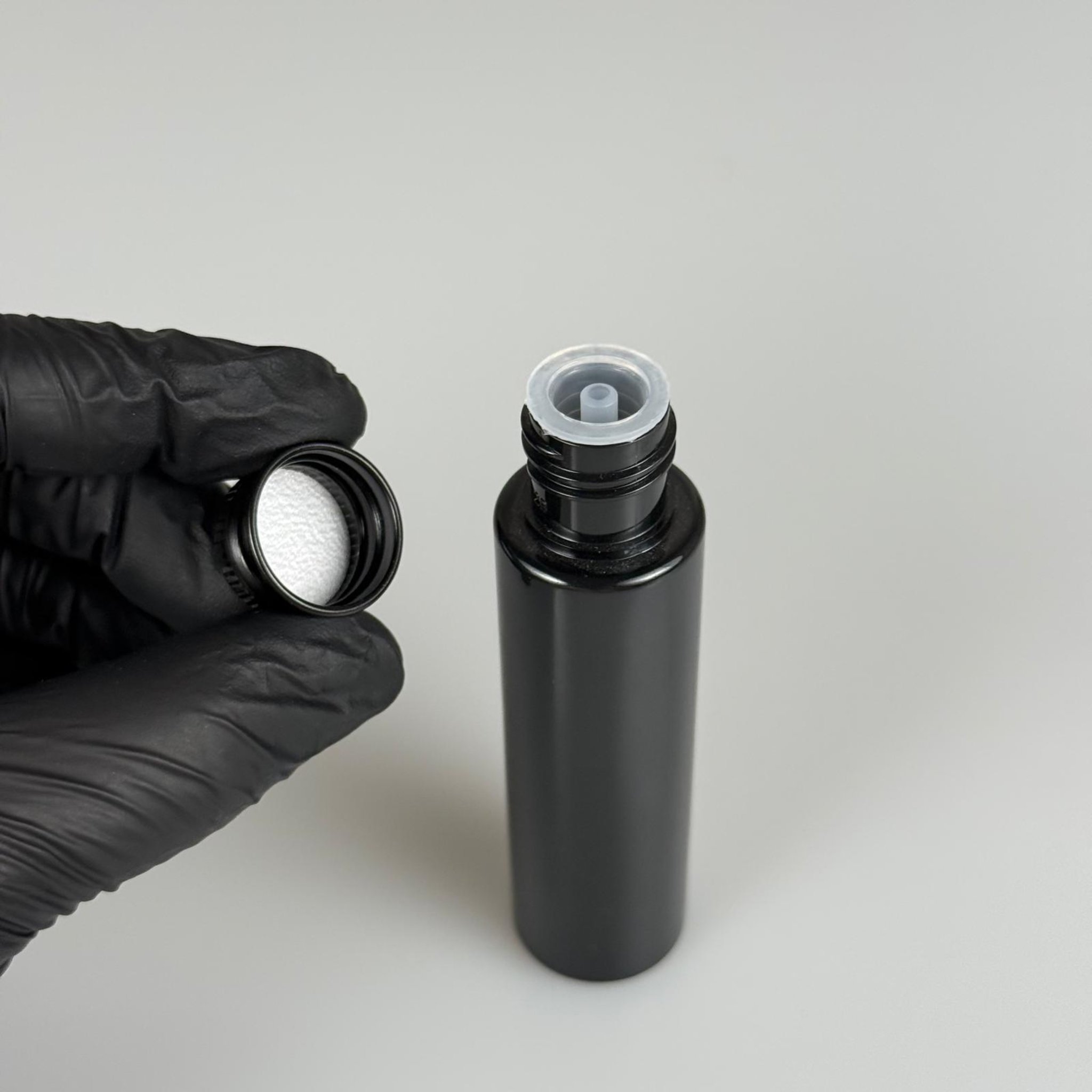 35 CC PET ŞİŞE - KÖPÜK CONTALI SİYAH ALÜMİNYUM METAL KAPAKLI + DAMLALIKLI KOLONYA TIPALI TAKIM - 35 ML SİYAH PET ŞİŞE