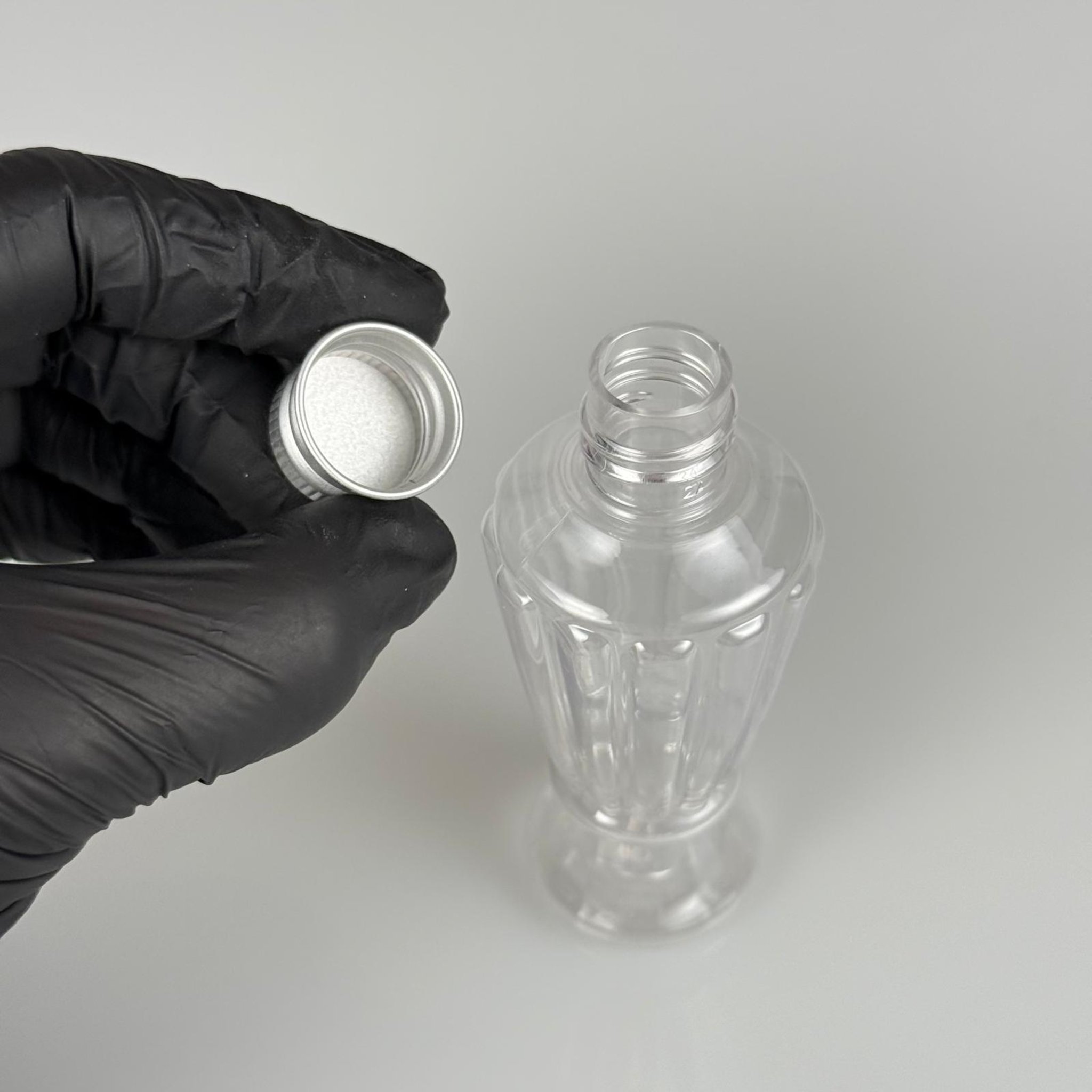 50 CC MİNİ VAZO HÜRREM PET ŞİŞE + KÖPÜK CONTALI GÜMÜŞ ALÜMİNYUM METAL KAPAKLI TAKIM - 50 ML PLASTİK CAMPET ŞİŞE