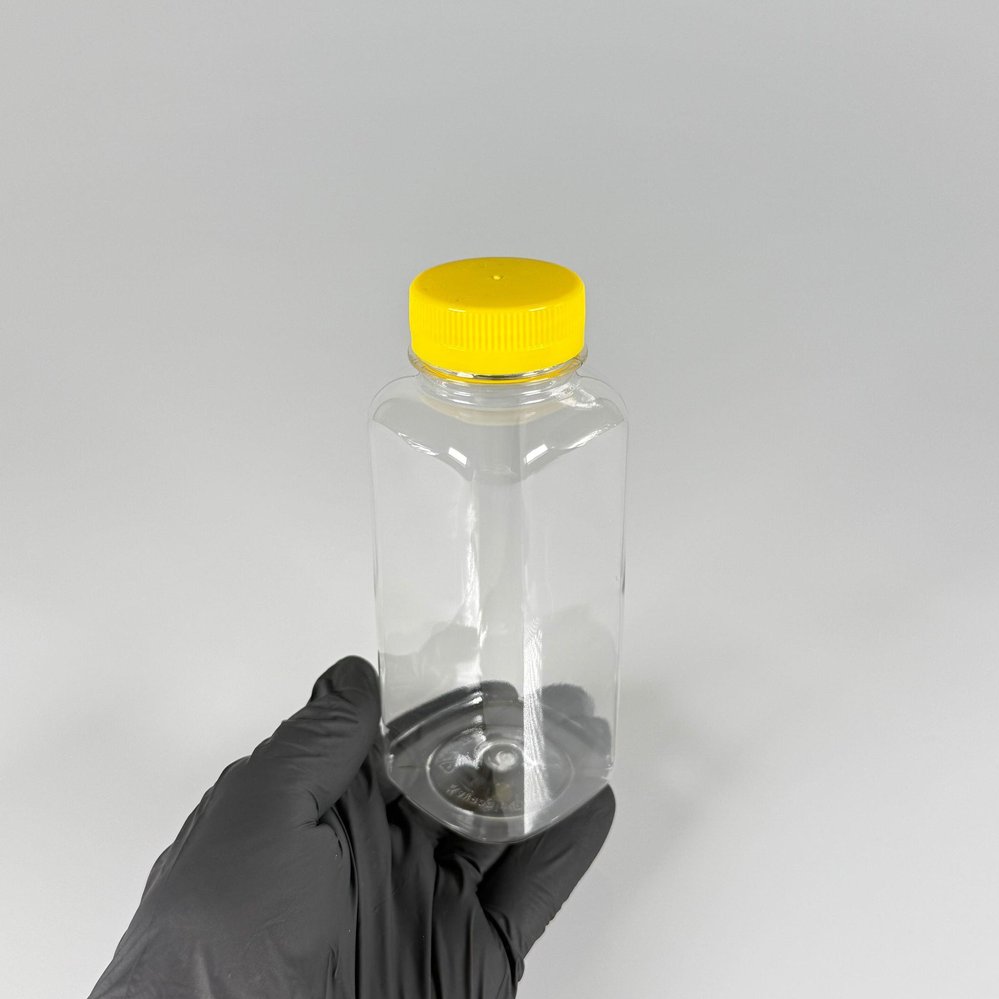 300 CC KÖŞELİ KARE PET ŞİŞE (18,5 GR) - 38 MM GENİŞ AĞIZLI SARI KİLİTLİ KAPAKLI - 300 ML DETOX, MEYVE SUYU, SMOOTHIE, AYRAN, SÜT, MEŞRUBAT VB İÇİN BOŞ PLASTİK ŞİŞELER
