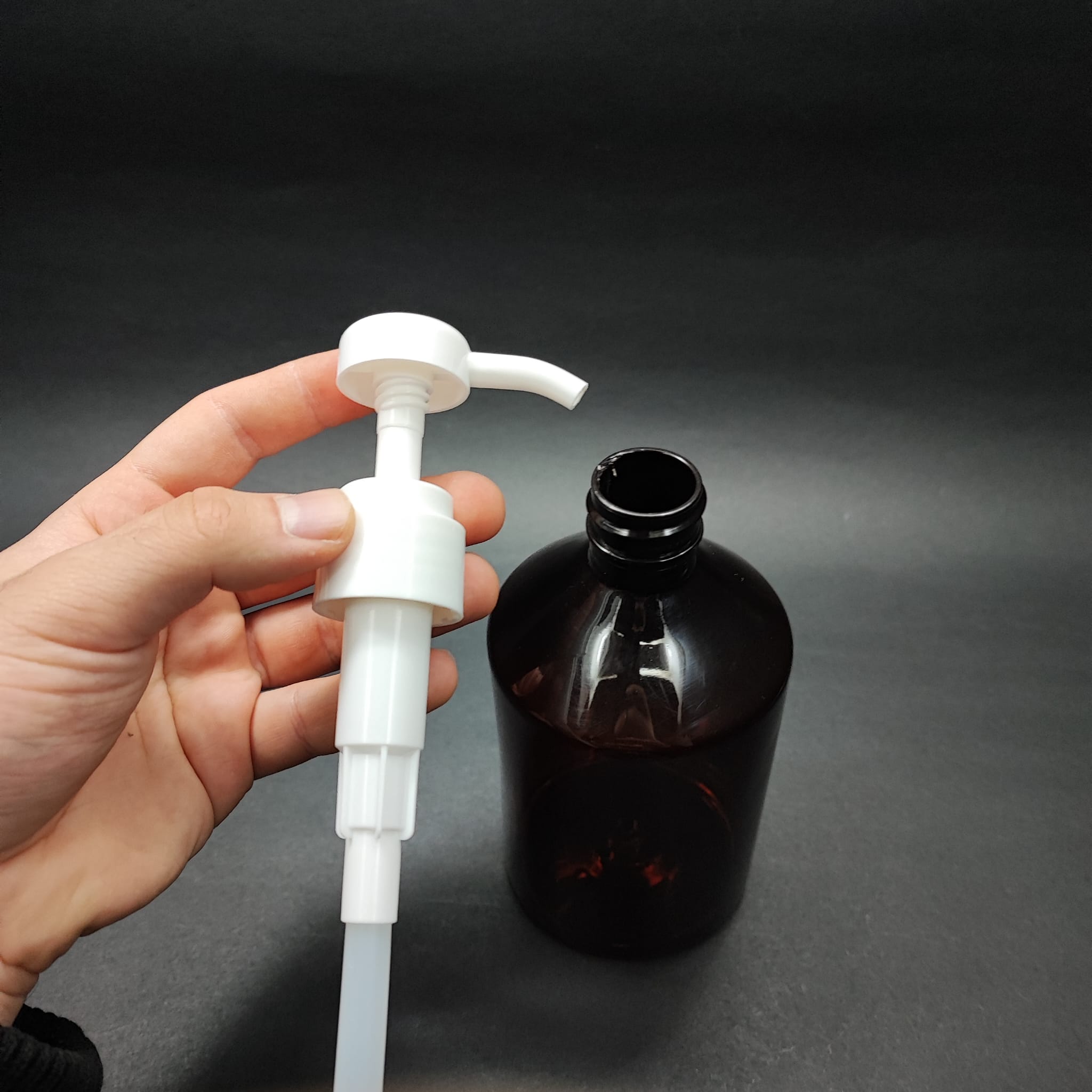 500 CC AMBER KÜT PET ŞİŞE - BEYAZ DOZAJ POMPALI (HER BASMADA 4 CC SIVI ATAR) - 500 ML POMPALI ŞİŞE - ŞURUP, ŞAMPUAN, KREM GİBİ YOĞUN KIVAMLI SIVILARDA KULLANILIR