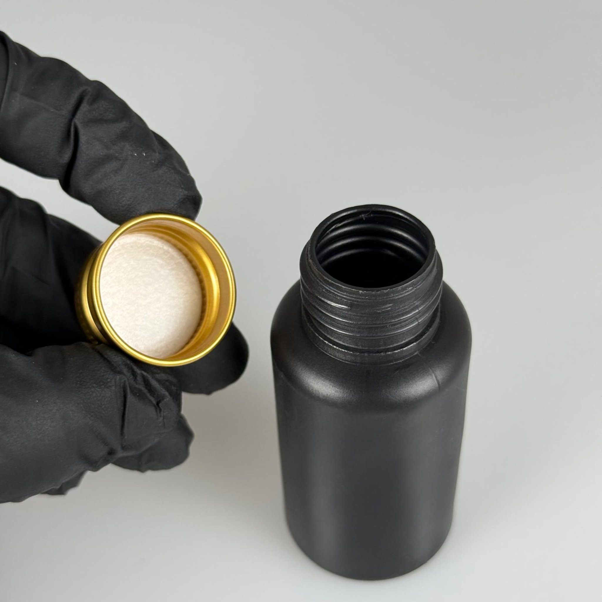 50 CC SİYAH POLİETİLEN PLASTİK ASETON ŞİŞESİ ( 24 AĞIZ ) + KÖPÜK CONTALI GOLD METAL ALÜMİNYUM KAPAK TAKIM - 50 ML KAPAKLI SİYAH PLASTİK ŞİŞELER