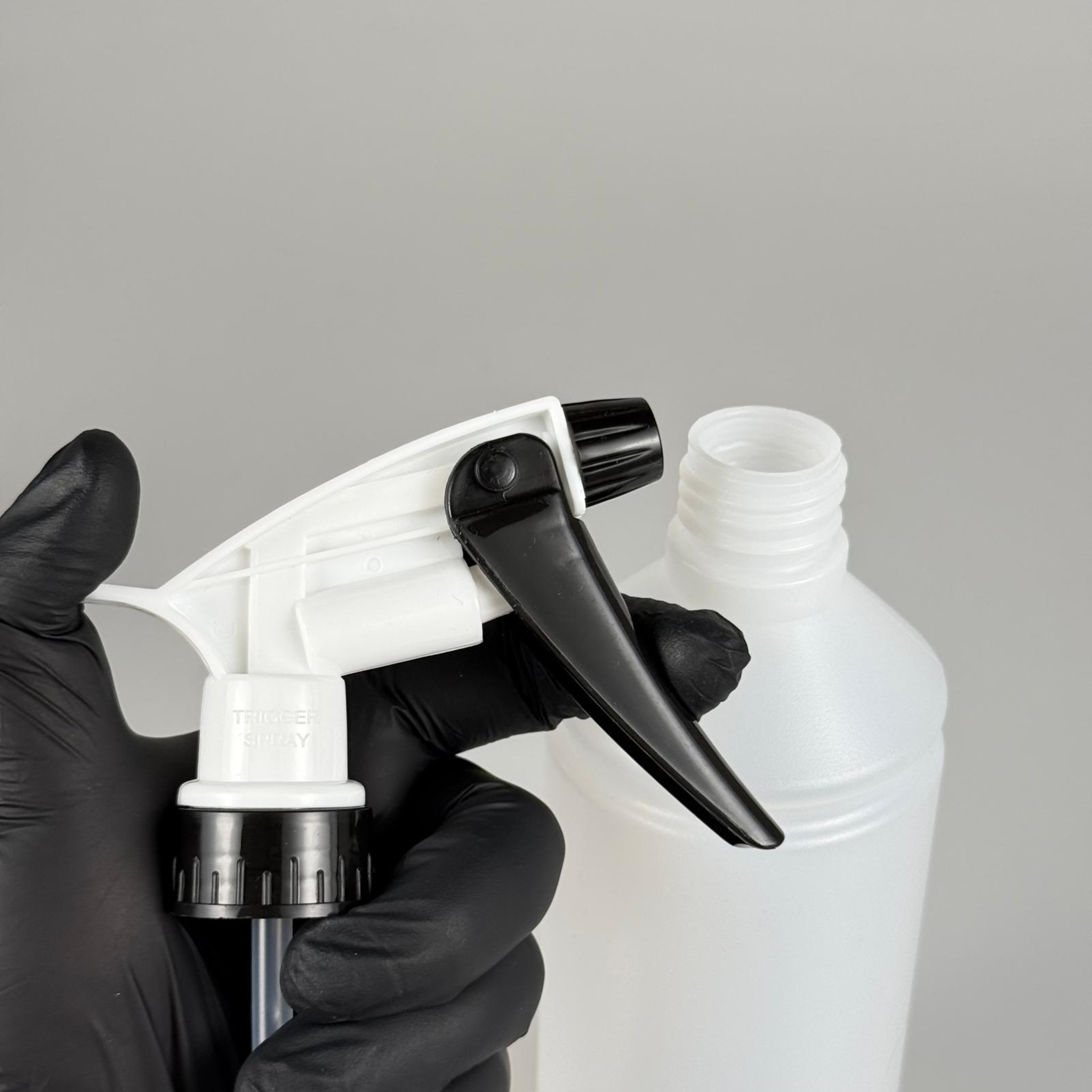 500 CC TİNER ŞİŞESİ - BÜYÜK SİYAH BEYAZ DOZAJLI KİMYASALA DAYANIKLI TRİGER TETİK SPREYLİ - 500 ML KİMYASALA DAYANIKLI PLASTİK ŞİŞE - 0,5 LT POLİETİLEN ŞİŞE - TOMBUL OTO TEMİZLİK ŞİŞESİ