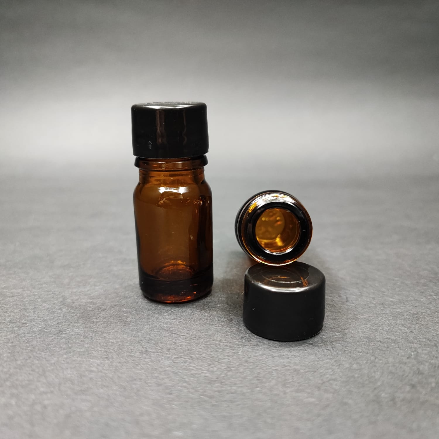 5 CC AMBER CAM ŞİŞE + KENDİNDEN CONTALI SIZDIRMAZ SİYAH KAPAK - 5 ML KAHVERENGİ KAPAKLI CAM ŞİŞE