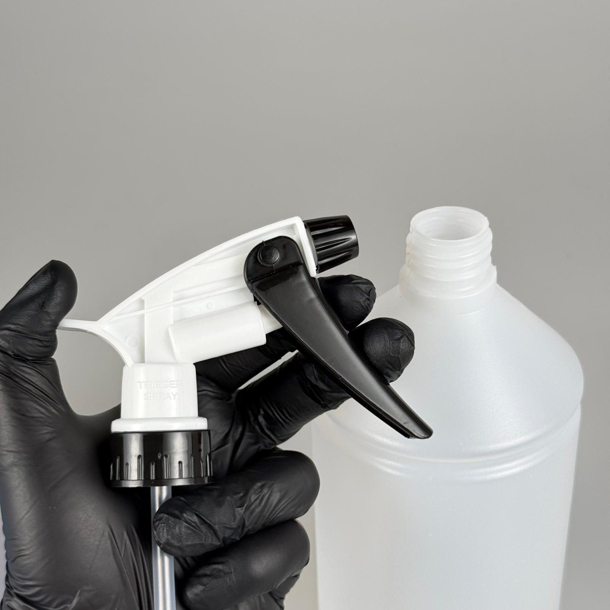 1000 CC TİNER ŞİŞESİ - BÜYÜK SİYAH BEYAZ DOZAJLI KİMYASALA DAYANIKLI TRİGER TETİK SPREYLİ - 1000 ML KİMYASALA DAYANIKLI PLASTİK ŞİŞE - 1 LT POLİETİLEN ŞİŞE - TOMBUL OTO TEMİZLİK ŞİŞESİ
