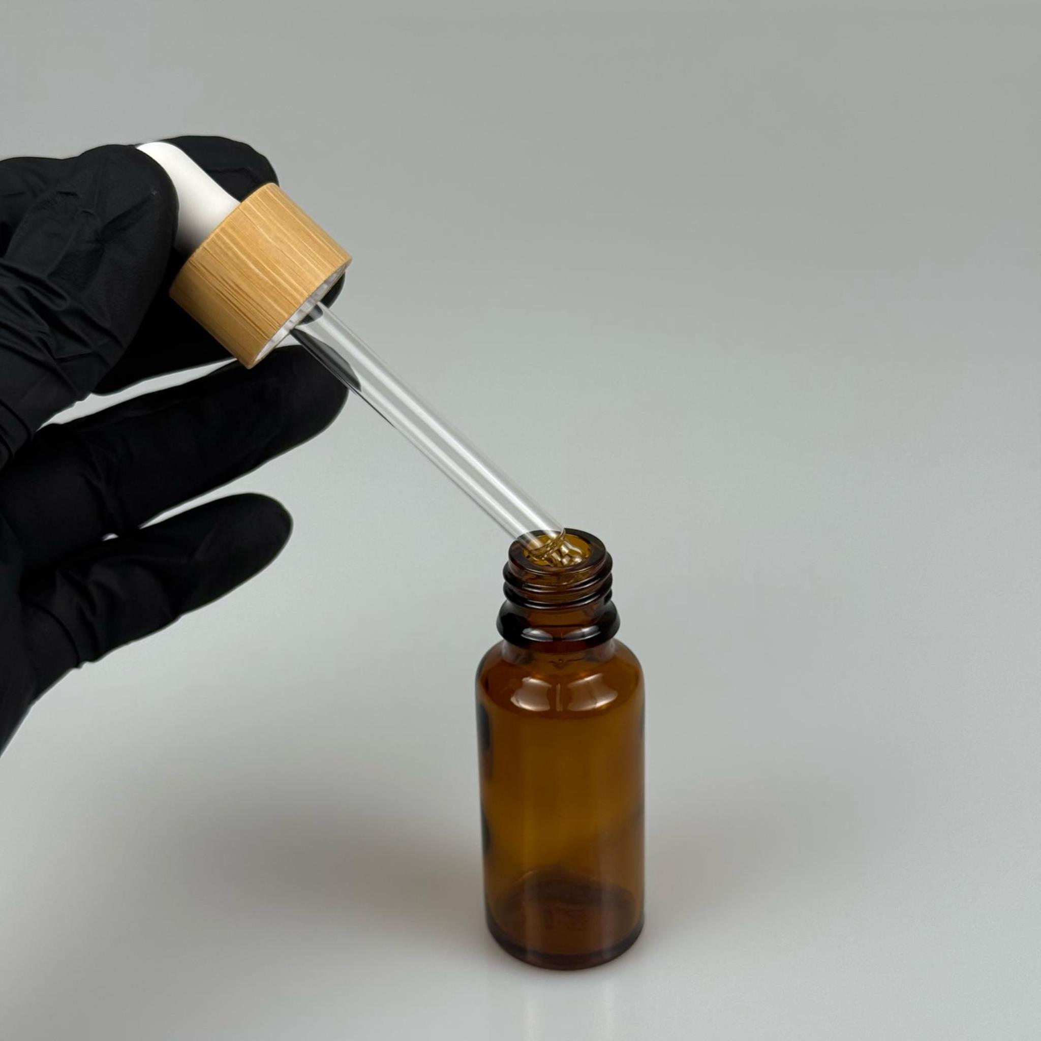 20 CC AMBER CAM DAMLALIKLI ŞİŞE - BEYAZ EMZİK - BAMBU AHŞAP KAPAK - 20 ML BAMBU KAPAKLI CAM DAMLALIKLI ŞİŞE