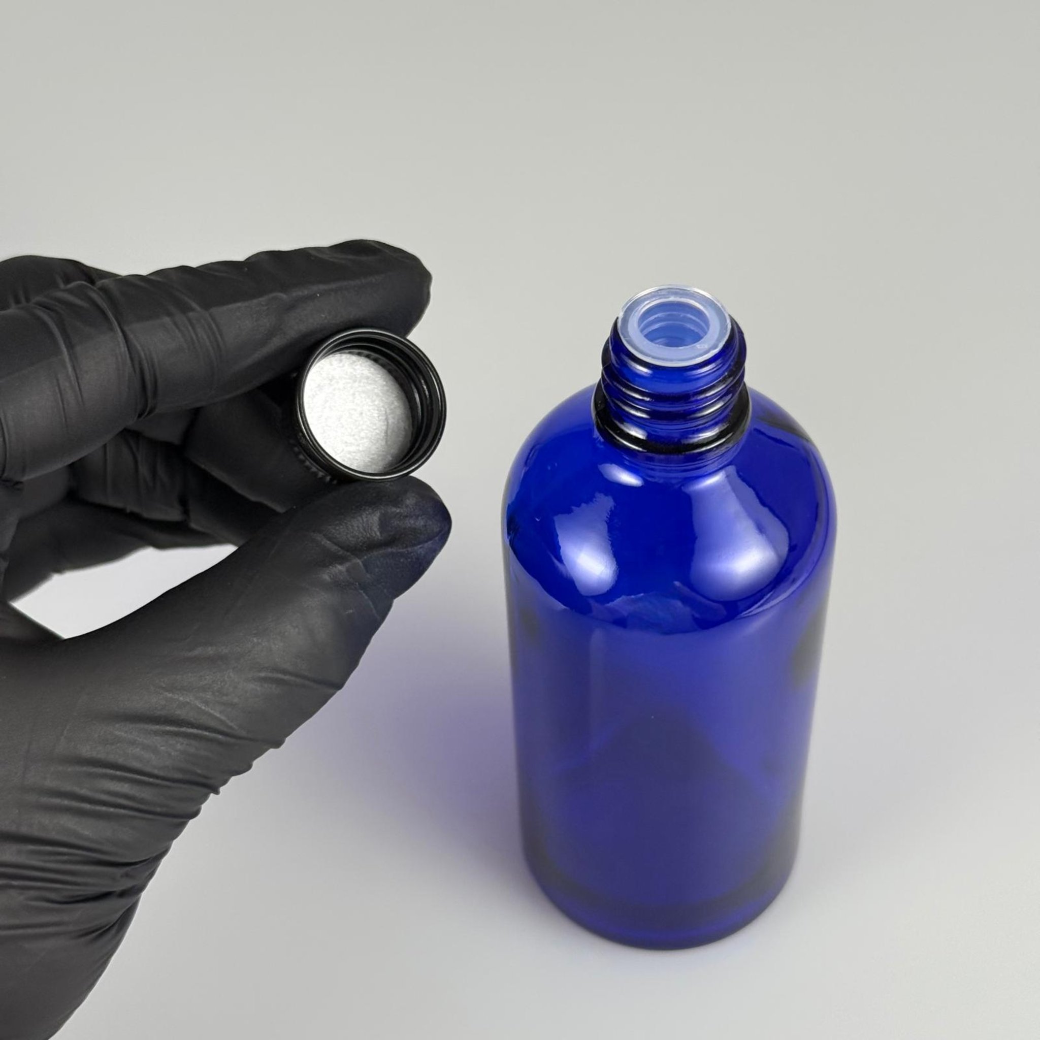 100 CC MAVİ CAM ŞİŞE + KÖPÜK CONTALI SİYAH ALÜMİNYUM METAL + KÖR TIPALI KAPAKLI TAKIM - 100 ML MAVİ CAM ŞİŞE