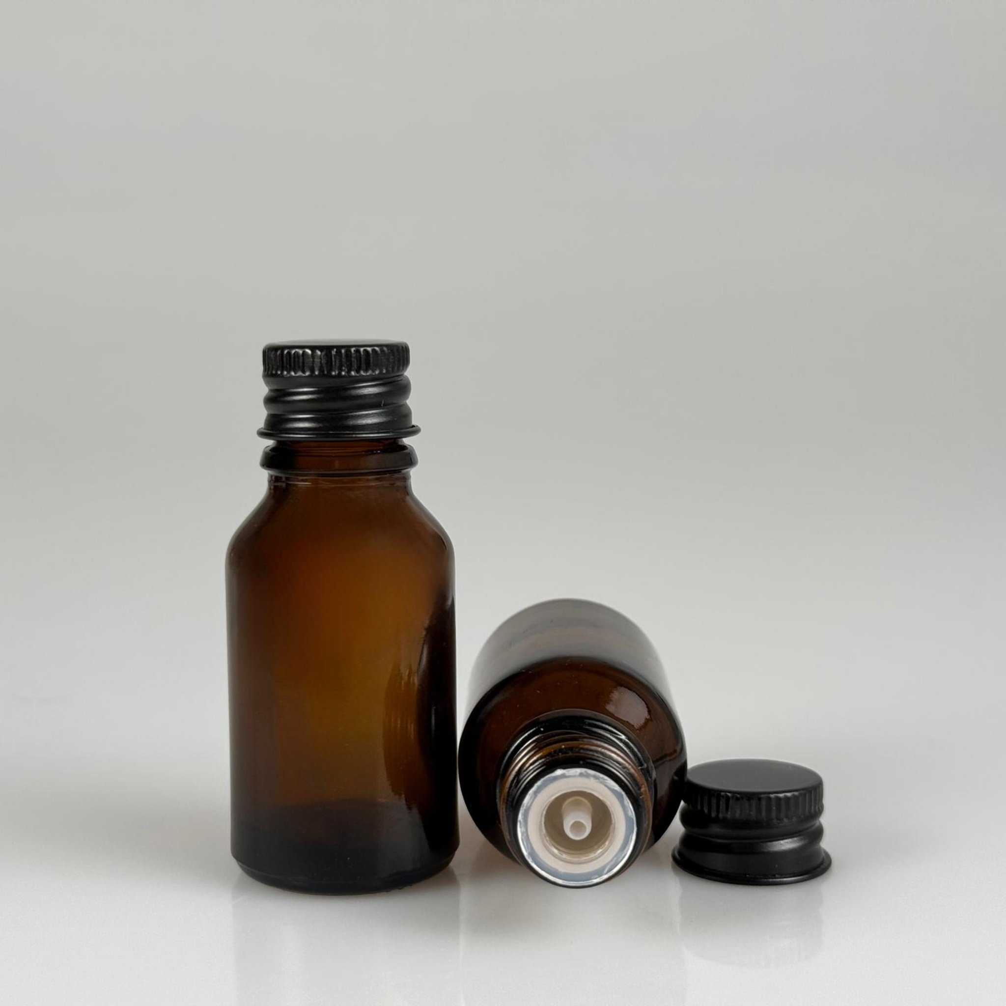15 CC AMBER CAM ŞİŞE + KÖPÜK CONTALI SİYAH ALÜMİNYUM METAL KAPAKLI + DAMLALIKLI KOLONYA TIPALI TAKIM - 15 ML KAHVERENGİ CAM ŞİŞE