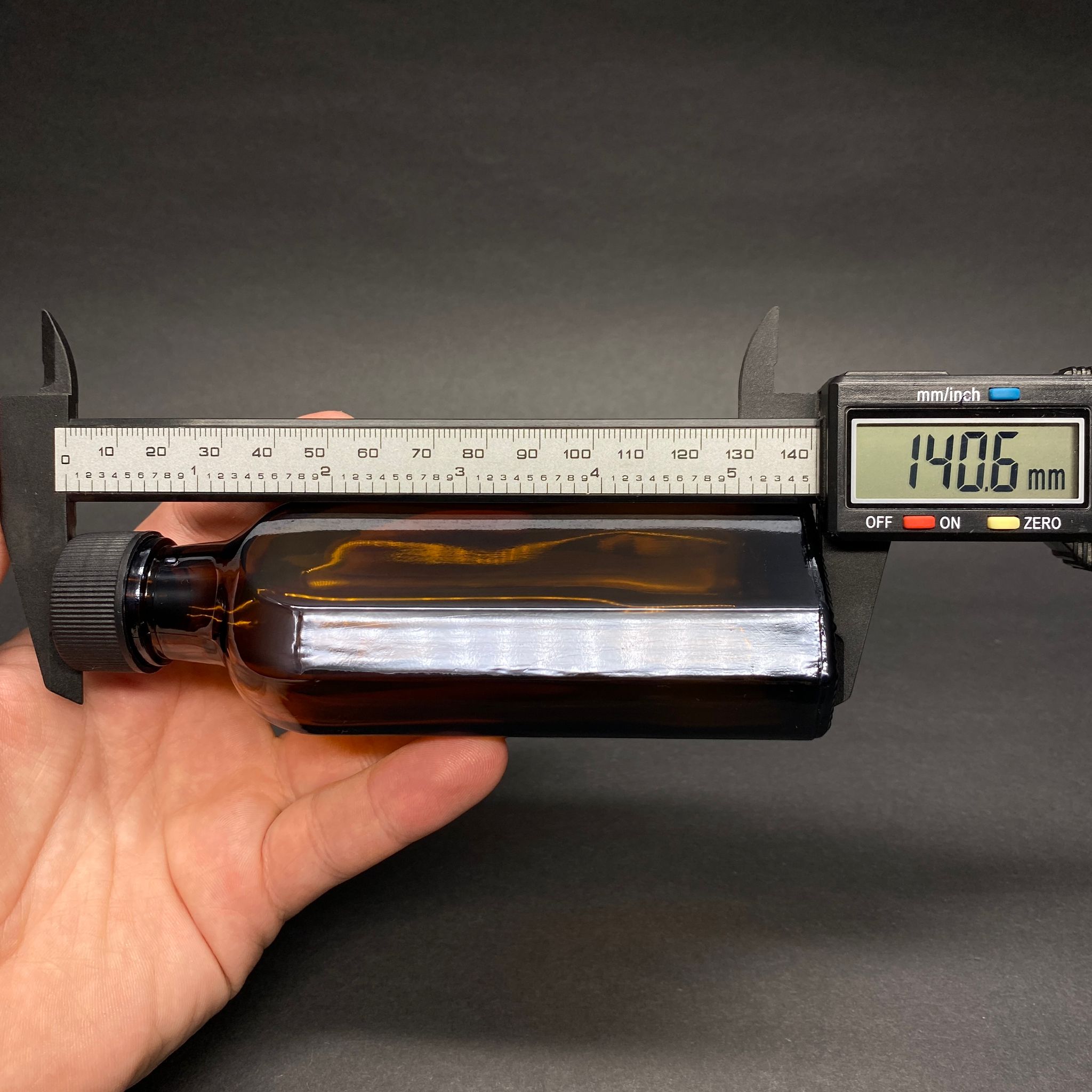 100 CC AMBER YASSI CAM ŞİŞE - SİYAH PLASTİK KAPAKLI - 100 ML KAHVERENGİ YASSI MODEL CAM ŞİŞE