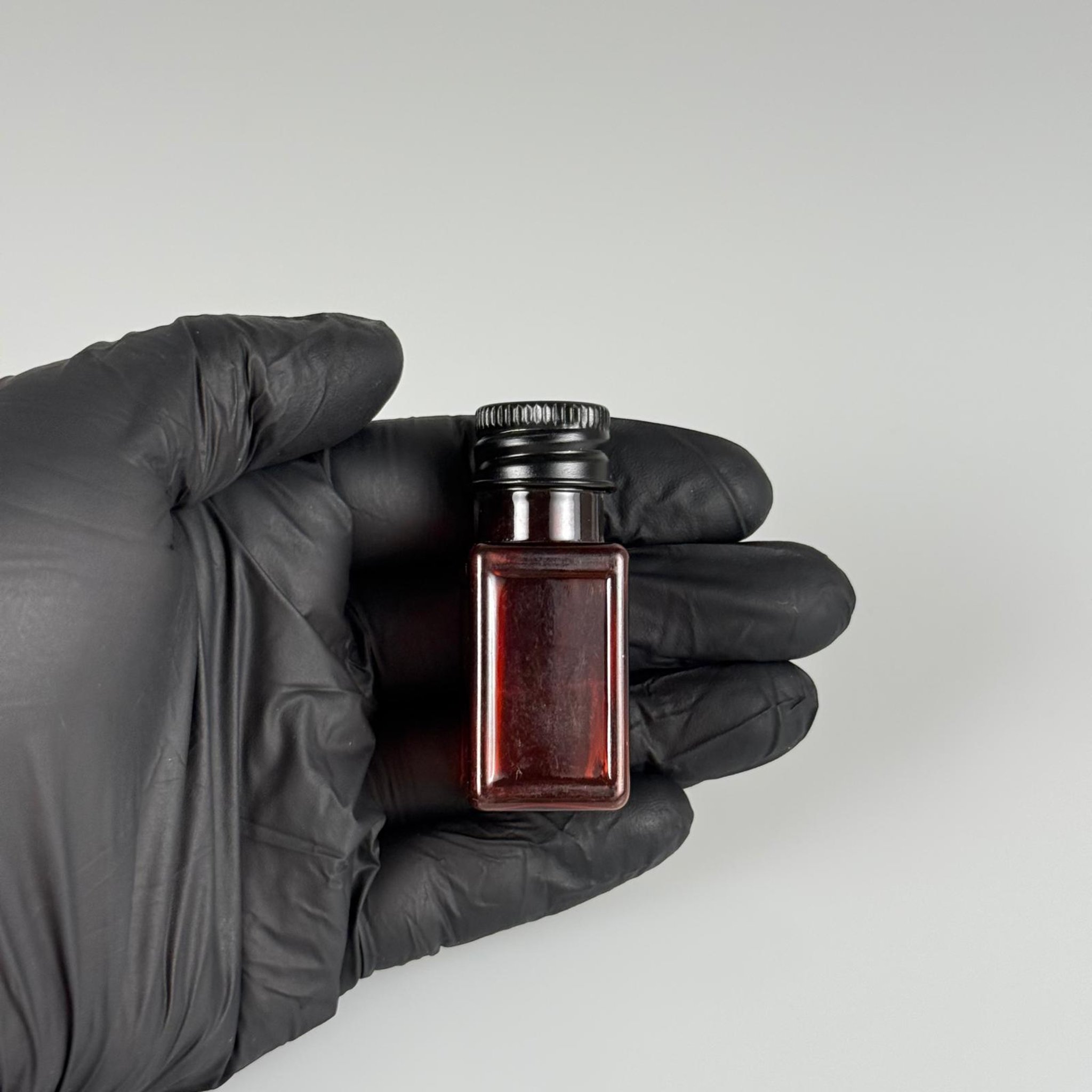 10 CC AMBER KARE PET SHOT ŞİŞE - KÖPÜK CONTALI SİYAH ALÜMİNYUM METAL KAPAKLI TAKIM - 10 ML KAHVERENGİ PLASTİK ŞİŞE