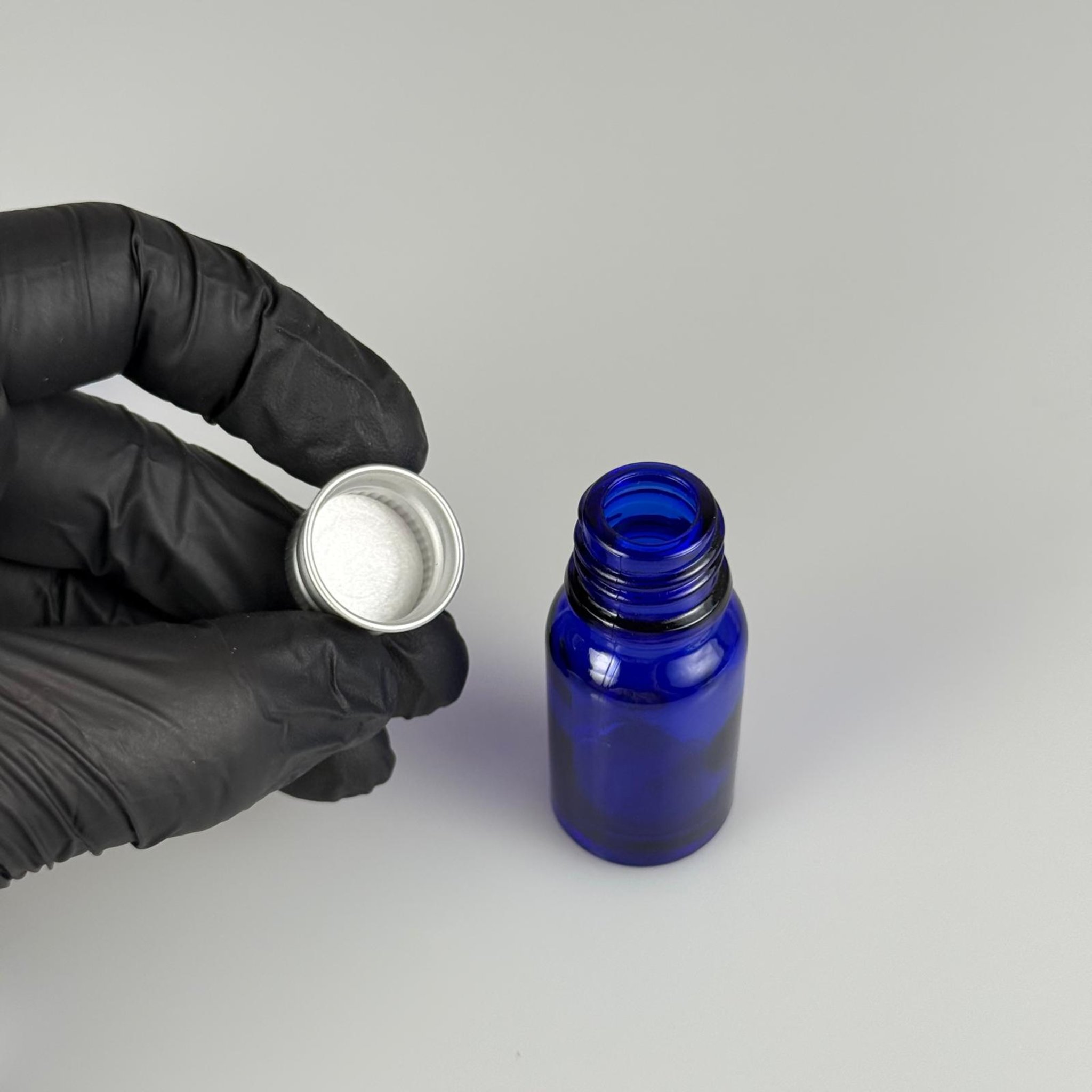 10 CC MAVİ CAM ŞİŞE + KÖPÜK CONTALI GÜMÜŞ ALÜMİNYUM METAL KAPAKLI TAKIM - 10 ML MAVİ CAM ŞİŞE
