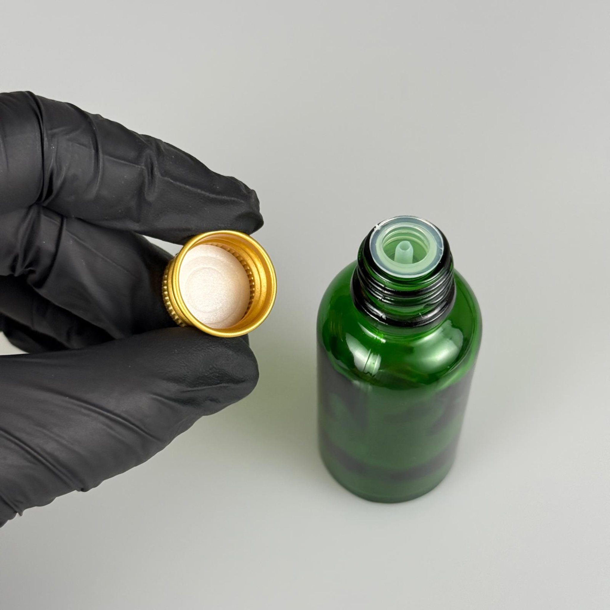 30 CC YEŞİL CAM ŞİŞE + KÖPÜK CONTALI GOLD ALÜMİNYUM METAL KAPAKLI + DAMLALIKLI KOLONYA TIPALI TAKIM - 30 ML YEŞİL CAM ŞİŞE