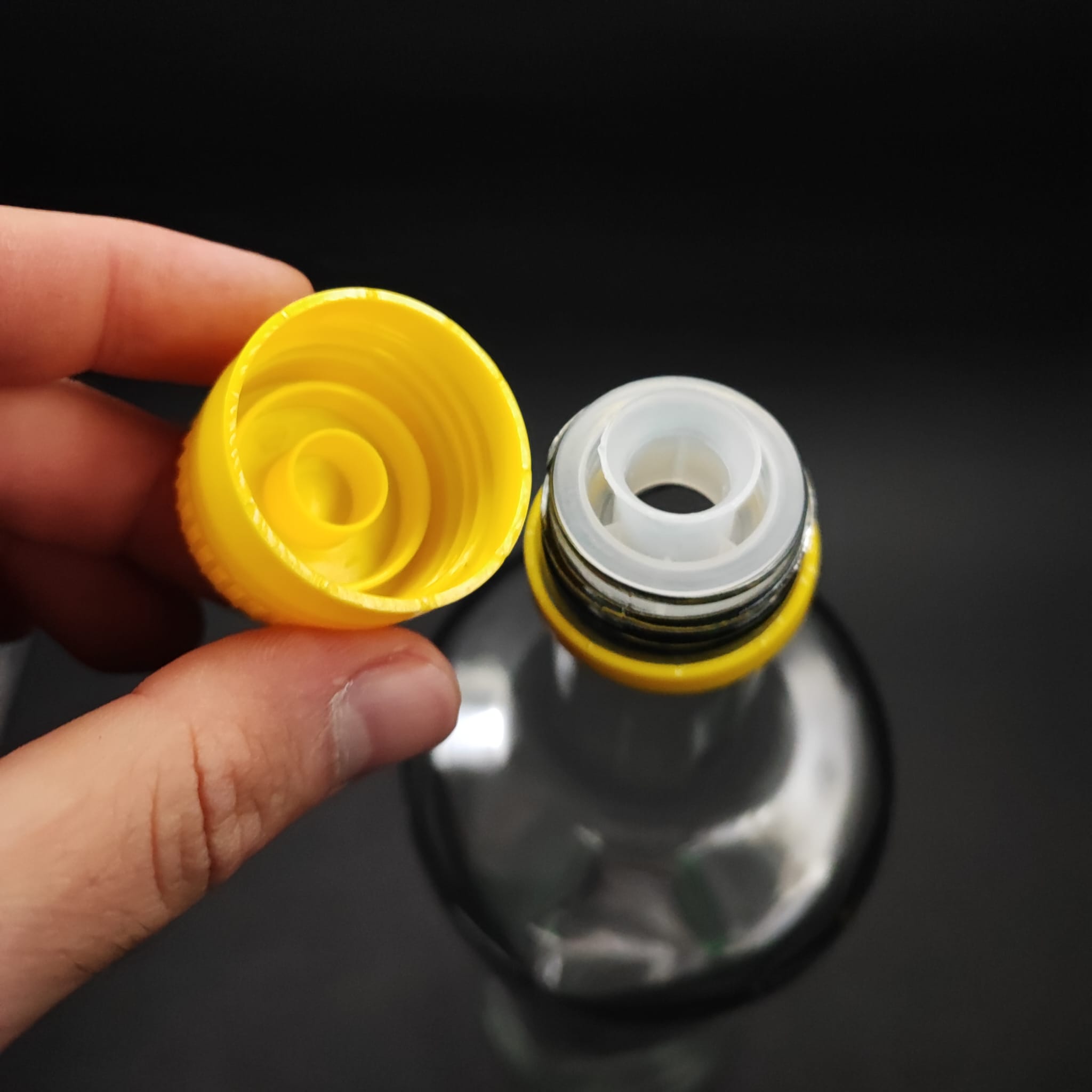 1000 CC DORİKA DESENLİ ŞEFFAF CAM ŞİŞE - KİLİTLİ SARI AKITICILI DROP - STOP KAPAKLI - 1 LİTRE DORİCA YAĞ ŞİŞESİ - SİRKE ŞİŞESİ - ZEYTİNYAĞ İÇİN BOŞ CAM ŞİŞE