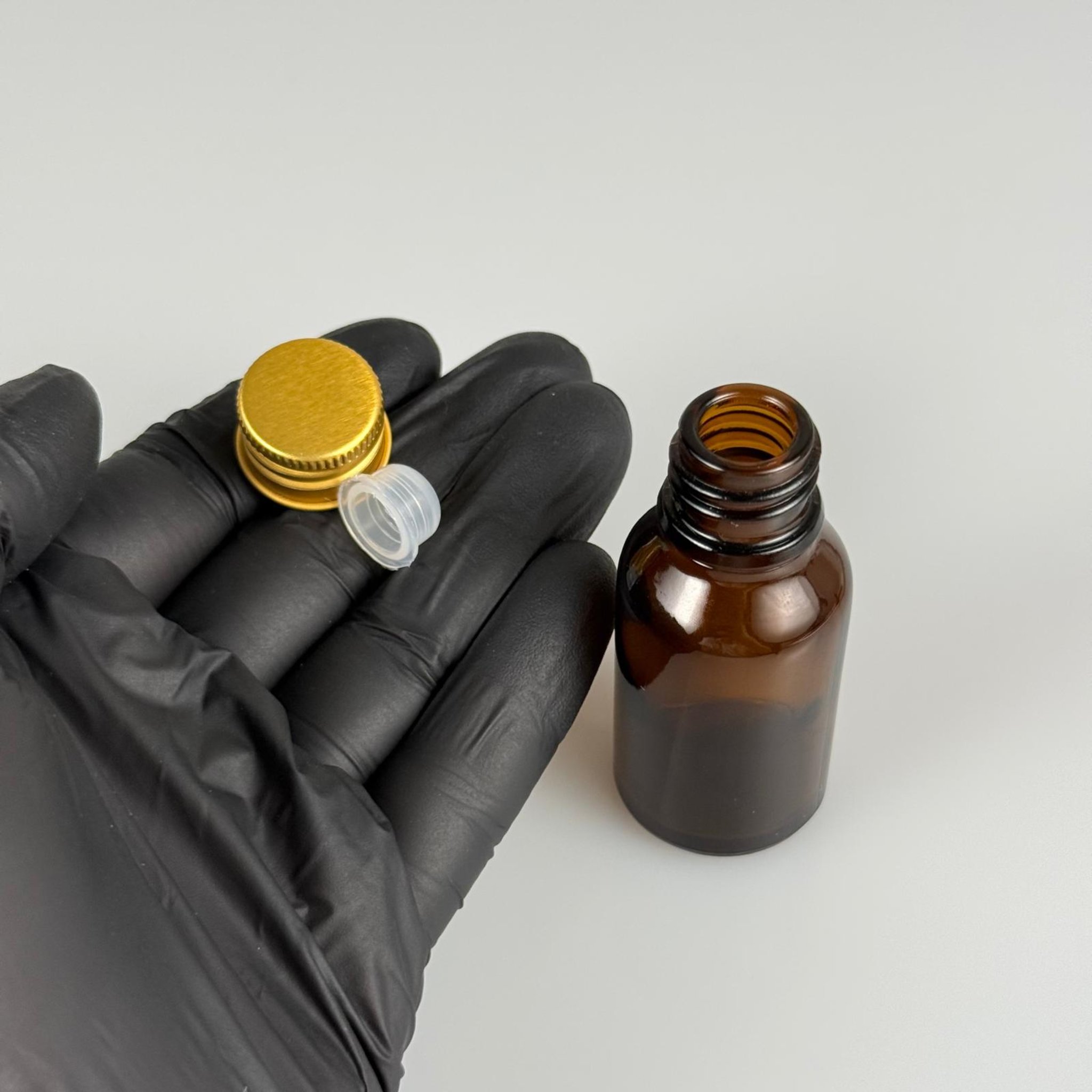 15 CC AMBER CAM ŞİŞE + KÖPÜK CONTALI GOLD ALÜMİNYUM METAL KAPAKLI + KÖR TIPALI TAKIM - 15 ML KAHVERENGİ CAM ŞİŞE