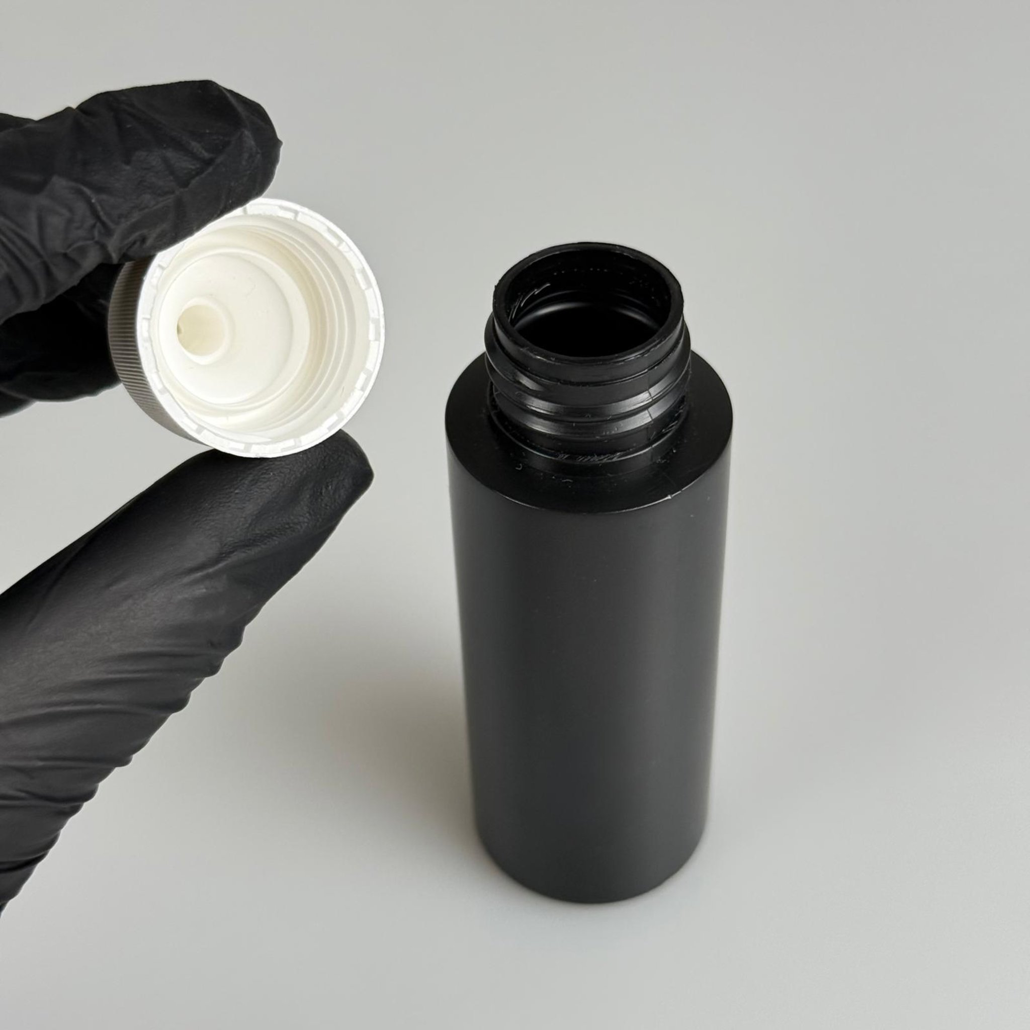 50 CC SİYAH POLİETİLEN PLASTİK ŞİŞE - 24 MM BEYAZ ASANSÖR KAPAKLI  - 50 ML KAPAKLI PLASTİK ŞİŞE