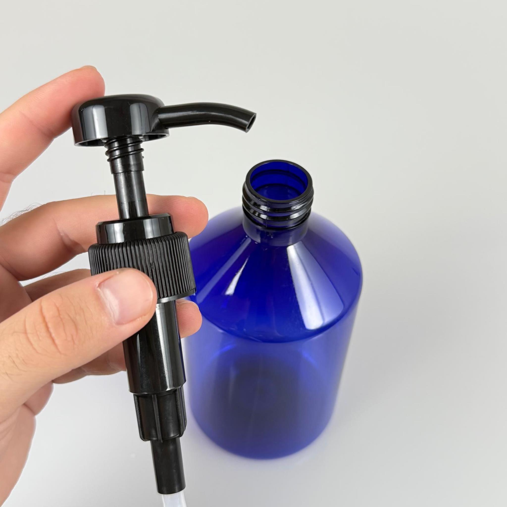 500 CC PET LACİVERT KÜT MODEL ŞİŞE - SİYAH DOZAJ POMPALI (HER BASMADA 4 CC SIVI ATAR) - 0,5 LT POMPALI ŞİŞE - ŞURUP, ŞAMPUAN, KREM GİBİ YOĞUN KIVAMLI SIVILARDA KULLANILIR