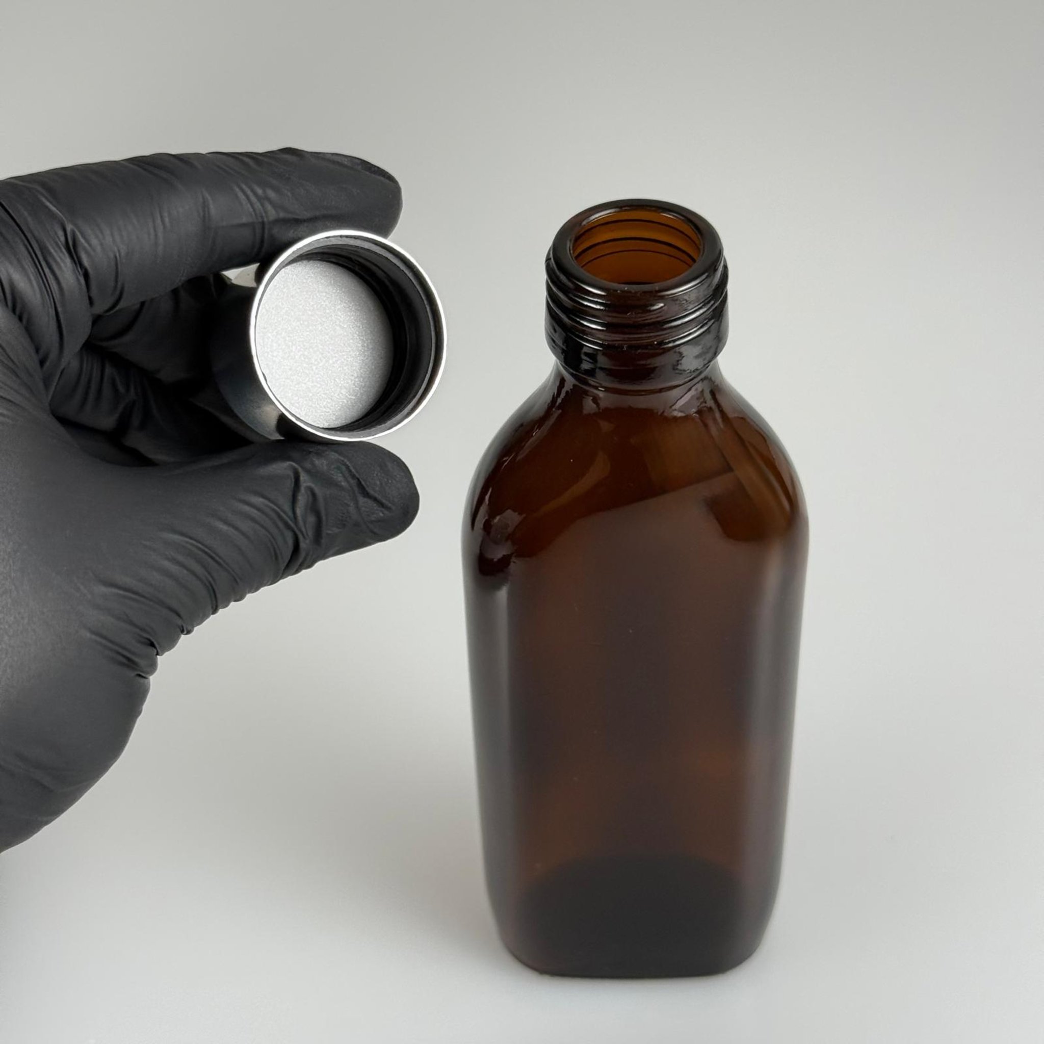 150 CC YASSI AMBER CAM ŞİŞE - ALÜMİNYUM KAPLAMALI GÜMÜŞ KAPAKLI TAKIM - 150 ML KAHVERENGİ CAM ŞİŞE
