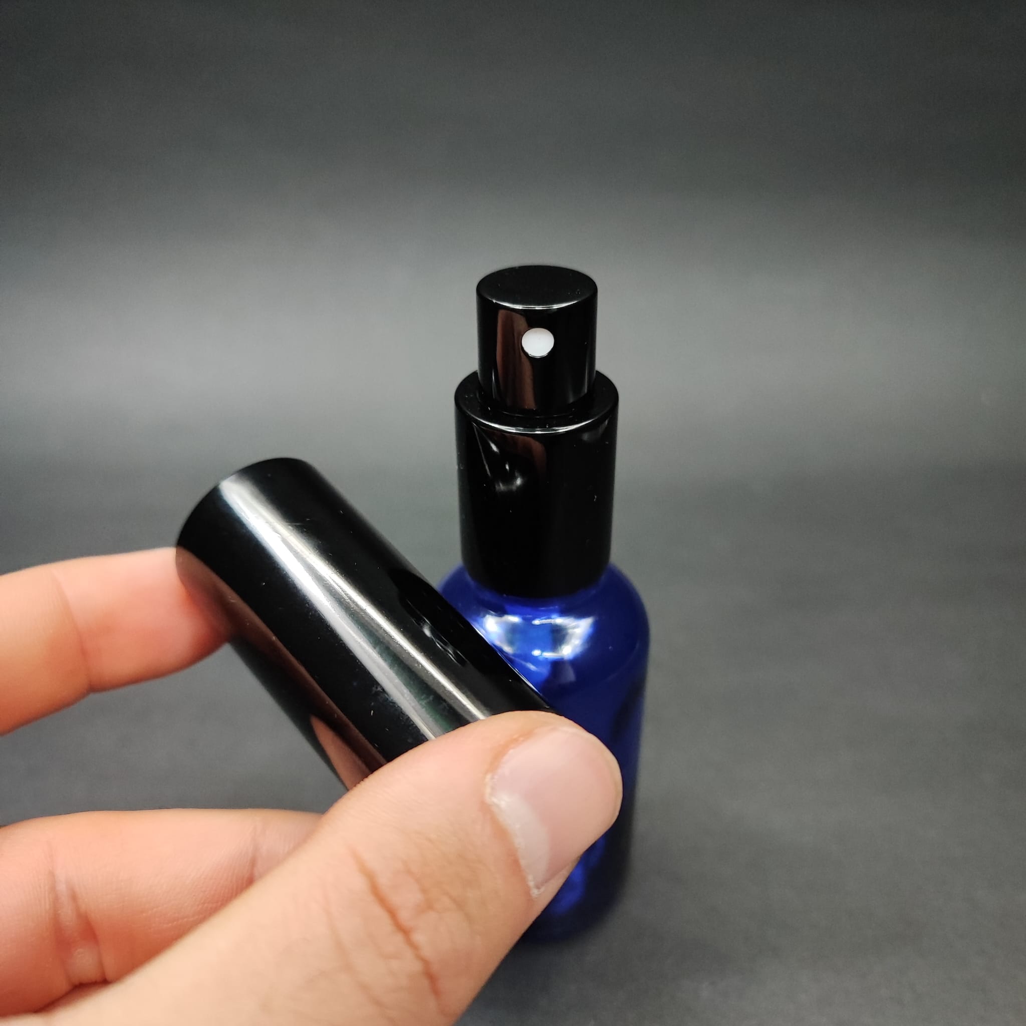 30 ML LÜKS VİDALI VALF ÇEVİRME PARFÜM ŞİŞELERİ - 30 CC MAVİ CAM ŞİŞE - SİYAH METAL SPREYLİ KAPAKLI SET