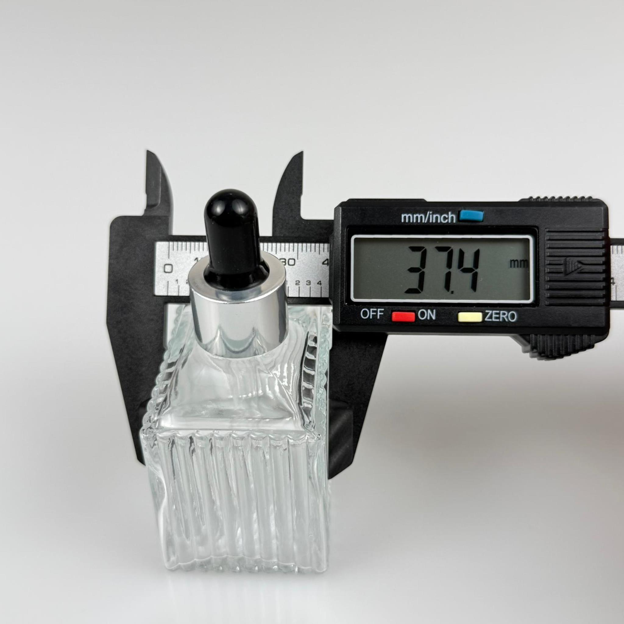 50 CC KÖŞELİ DESENLİ ÇİZGİLİ PRESTİJLİ CAM DAMLALIKLI ŞİŞE - SİYAH EMZİK - GÜMÜŞ METALİK KAPAK - 50 ML CAM DAMLALIKLI ŞİŞE - DAMLALIKLI BOŞ ŞİŞE