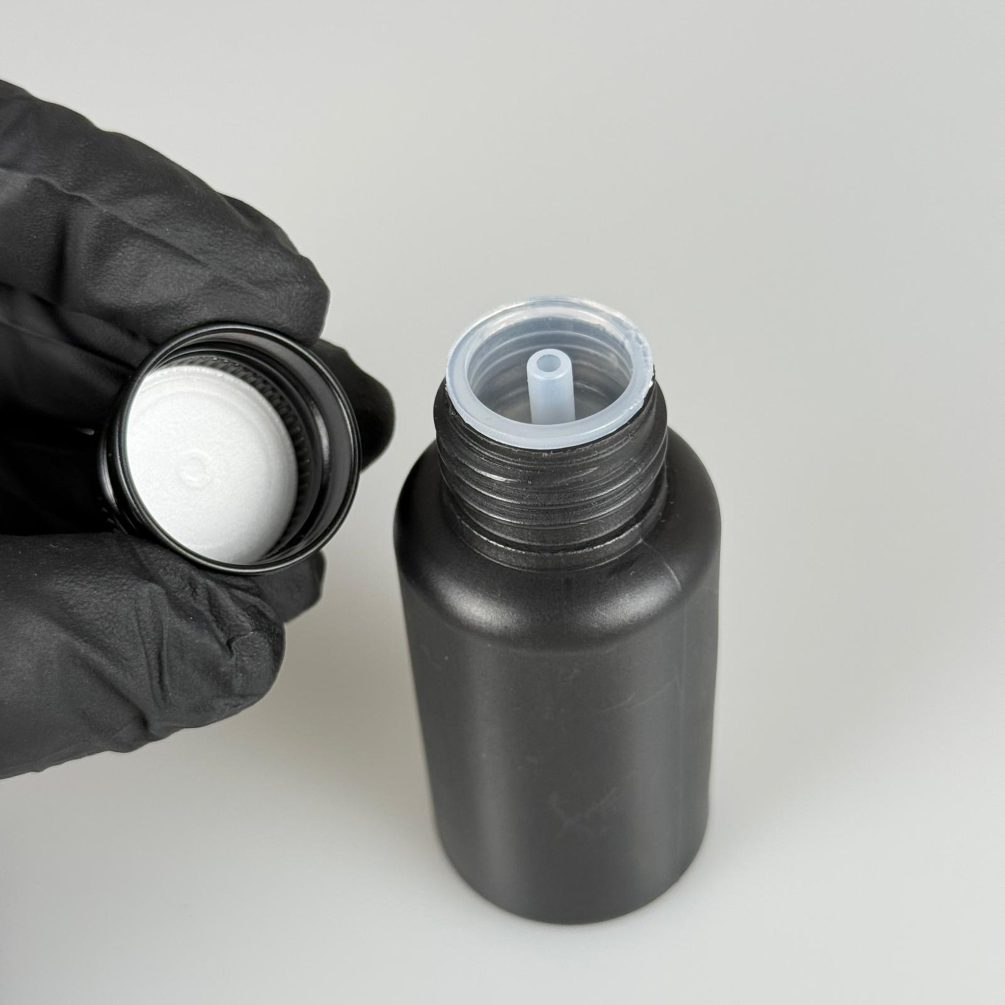 50 CC SİYAH POLİETİLEN PLASTİK ASETON ŞİŞESİ ( 24 AĞIZ ) + KÖPÜK CONTALI SİYAH METAL ALÜMİNYUM KAPAK + KOLONYA TIPALI TAKIM - 50 ML KAPAKLI SİYAH PLASTİK ŞİŞELER