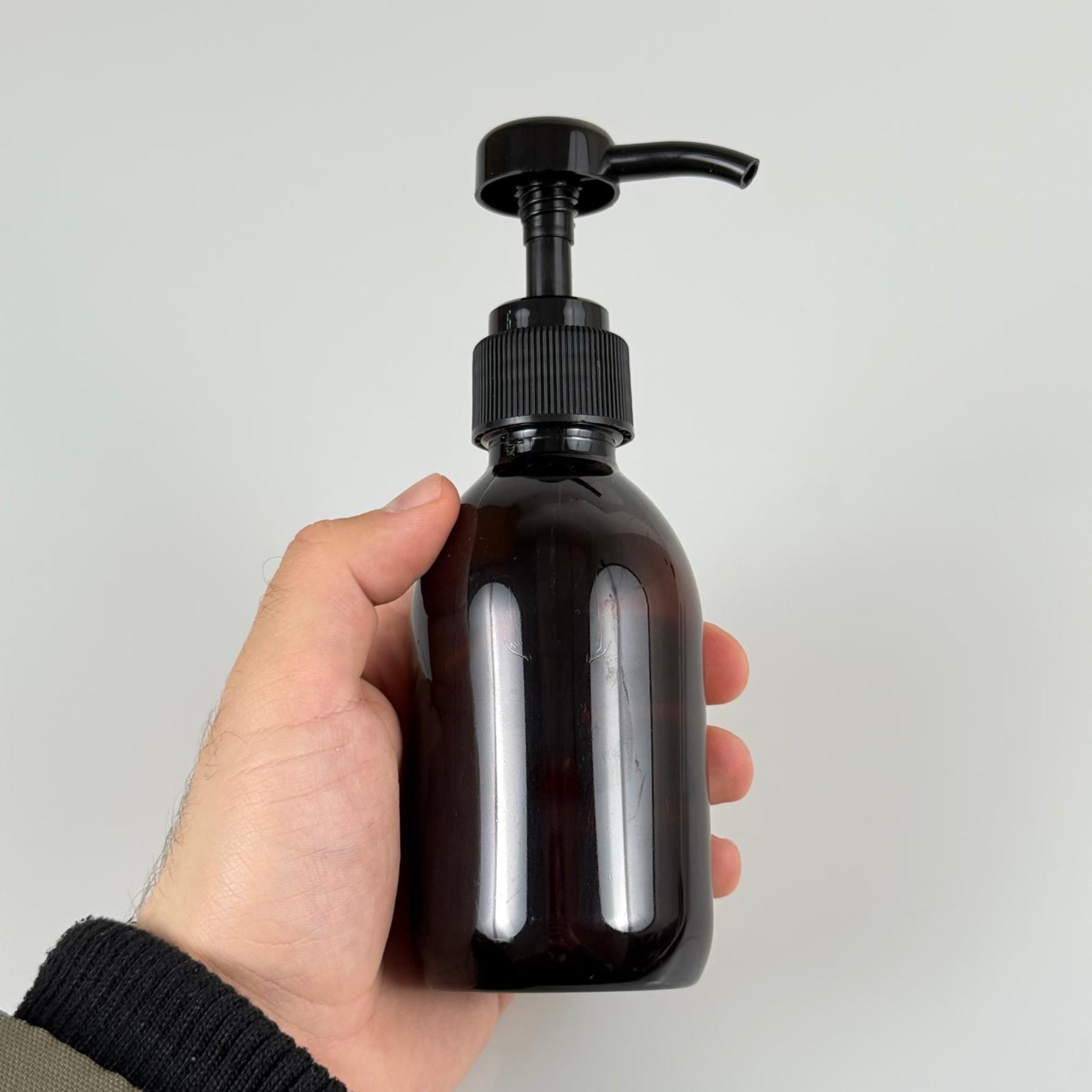 200 CC PET AMBER KAHVERENGİ OVAL MODEL ŞİŞE - SİYAH DOZAJ POMPALI (HER BASMADA 4 CC SIVI ATAR) - 200 ML POMPALI ŞİŞE - ŞURUP, ŞAMPUAN, KREM GİBİ YOĞUN KIVAMLI SIVILARDA KULLANILIR