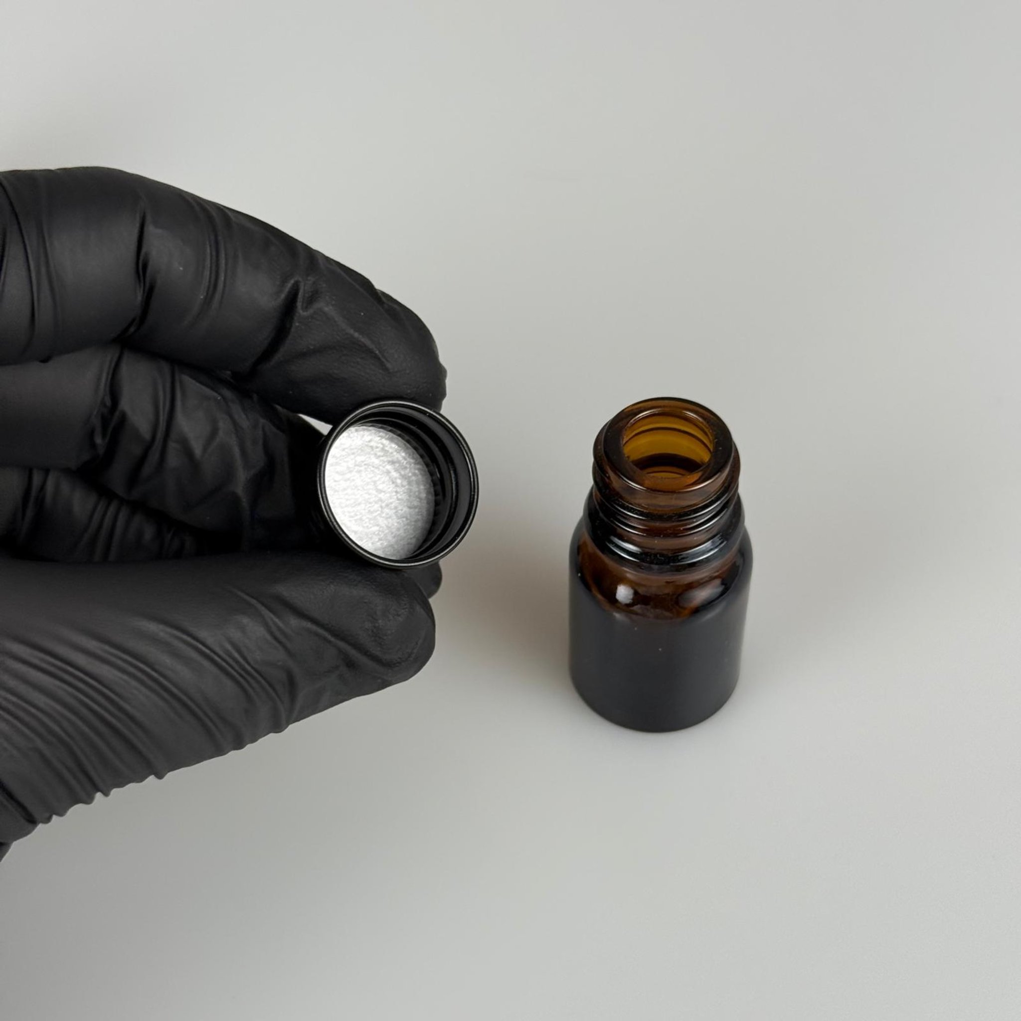 3 CC AMBER CAM ŞİŞE + KÖPÜK CONTALI SİYAH ALÜMİNYUM METAL KAPAKLI TAKIM - 3 ML KAHVERENGİCAM ŞİŞE