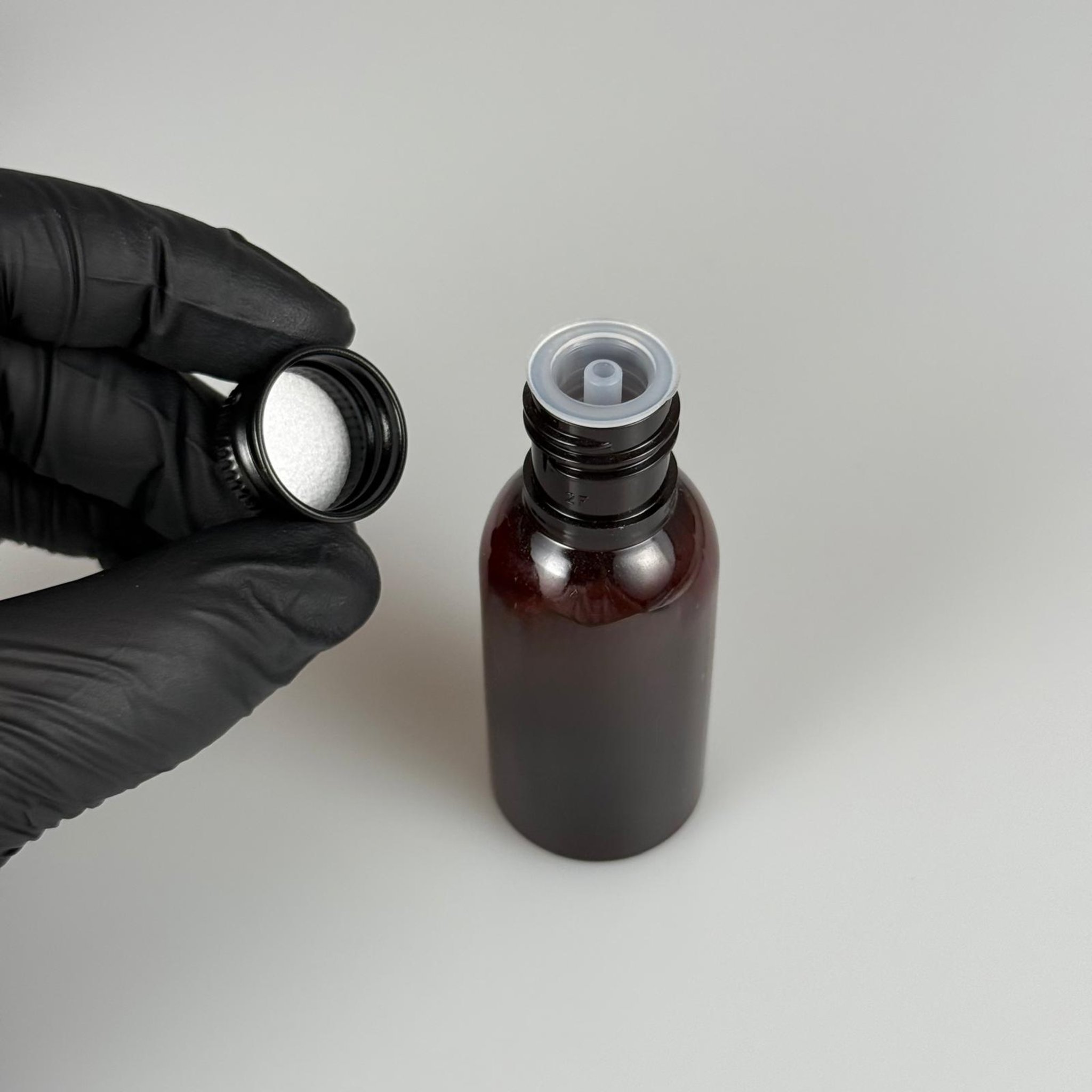 35 CC AMBER PET ŞİŞE - KÖPÜK CONTALI SİYAH ALÜMİNYUM METAL KAPAKLI + DAMLALIKLI KOLONYA TIPALI TAKIM - 35 ML KAHVERENGİ PET ŞİŞE