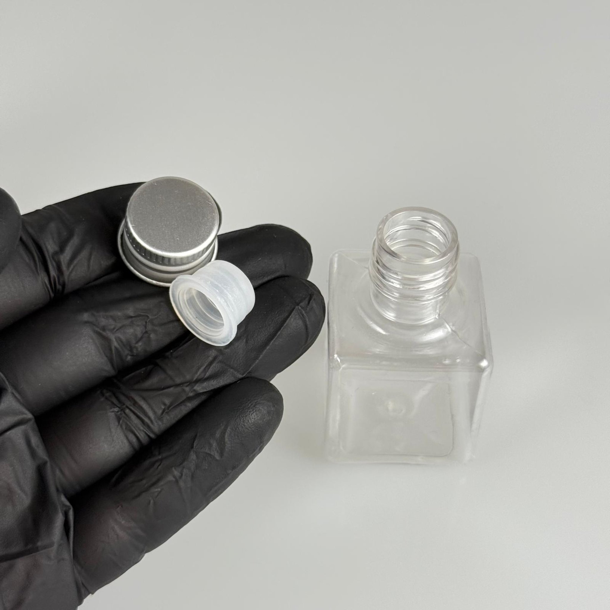35 CC ŞEFFAF KARE PET ŞİŞE - KÖPÜK CONTALI GÜMÜŞ ALÜMİNYUM METAL KAPAKLI + KÖR TIPALI TAKIM - 35 ML ŞEFFAF KARE PET ŞİŞE