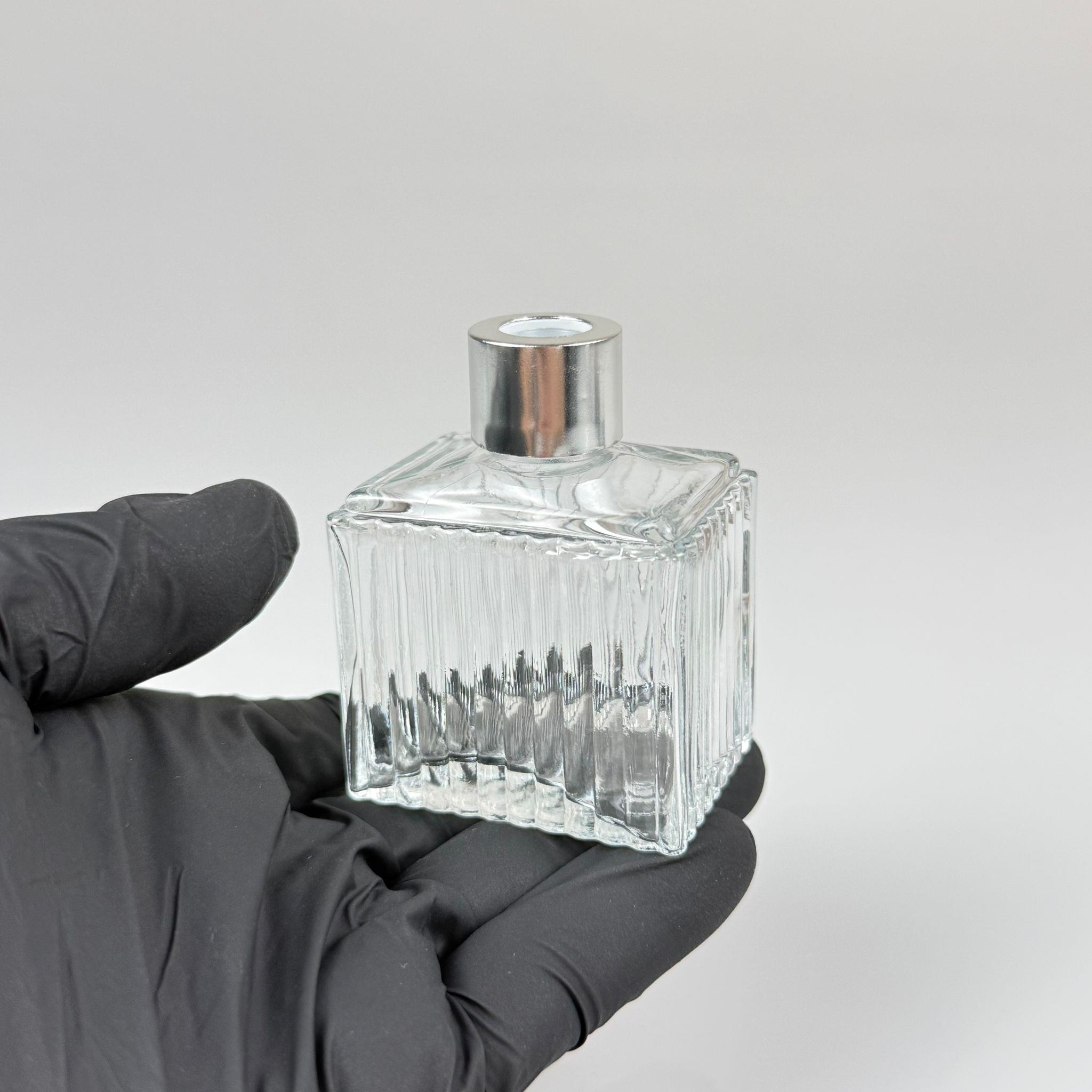 50 CC KÖŞELİ DESENLİ ÇİZGİLİ PRESTİJ CAM BAMBU ODA KOKUSU ŞİŞESİ - 50 ML ÇUBUKLU BAMBU ODA KOKUSU ŞİŞESİ - DİFÜZÖR ŞİŞE- CAM ŞİŞE + GÜMÜŞ METAL KAPAK + PLASTİK TIPA