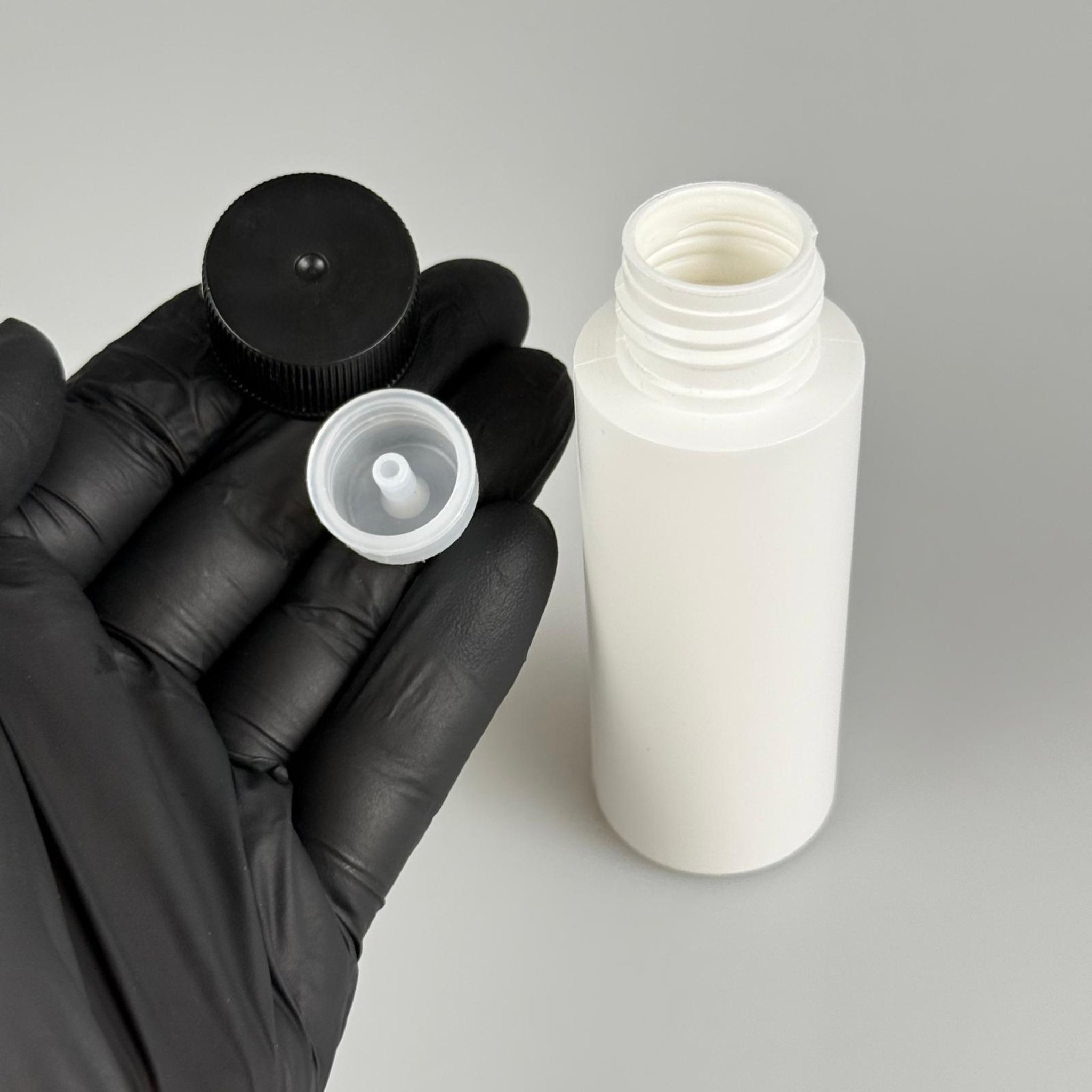 50 CC BEYAZ POLİETİLEN ASETON ŞİŞESİ + KÖPÜK CONTALI SİYAH PLASTİK KAPAKLI + KOLONYA TIPALI TAKIM